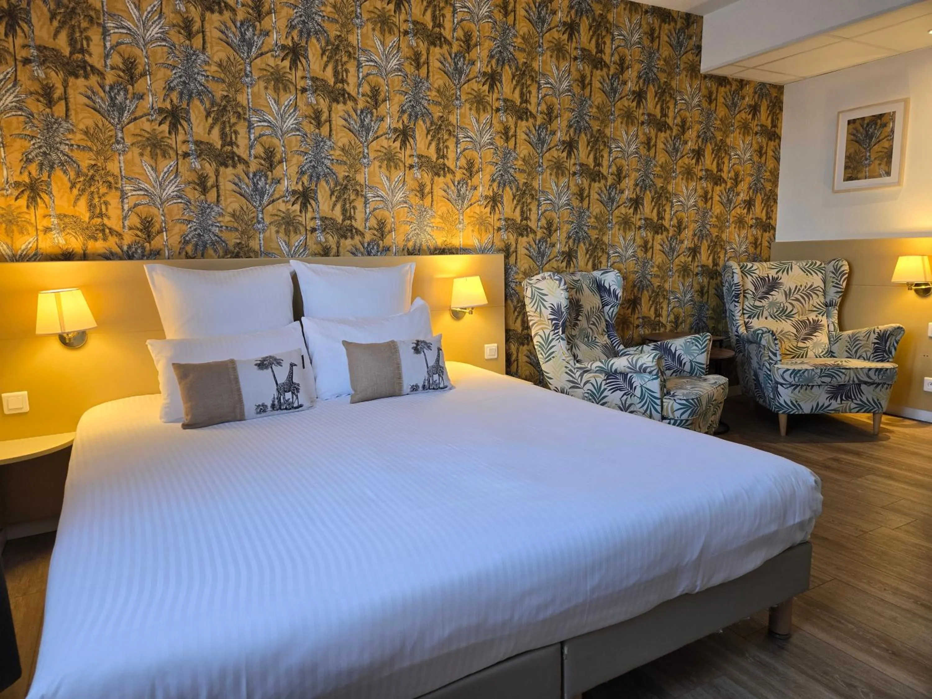 Photo of the whole room, Bed in Hôtel Le SAINT-GENIÈS