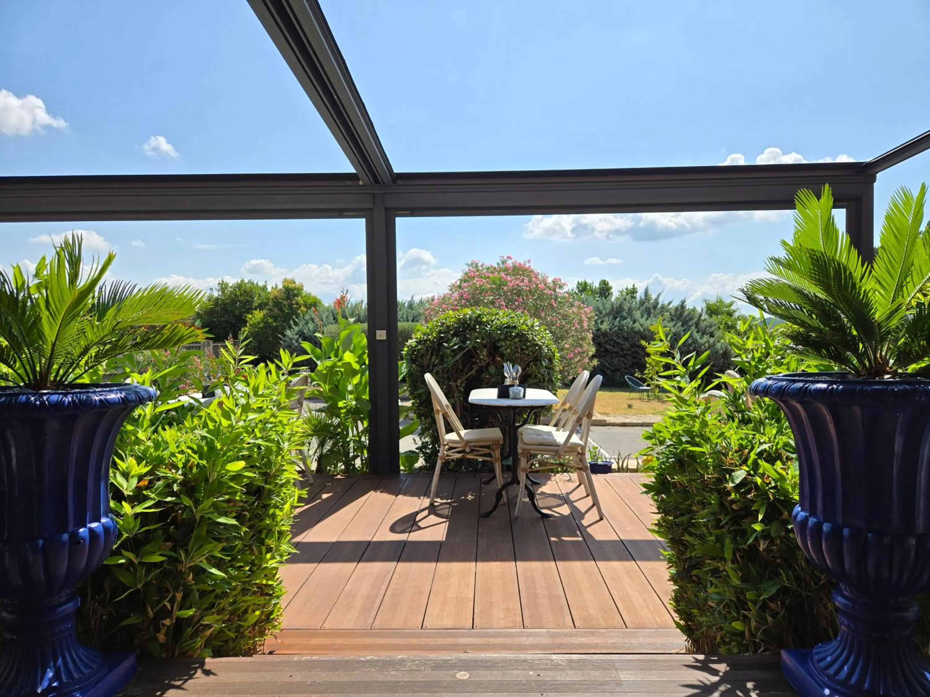 Patio in Hôtel Le SAINT-GENIÈS