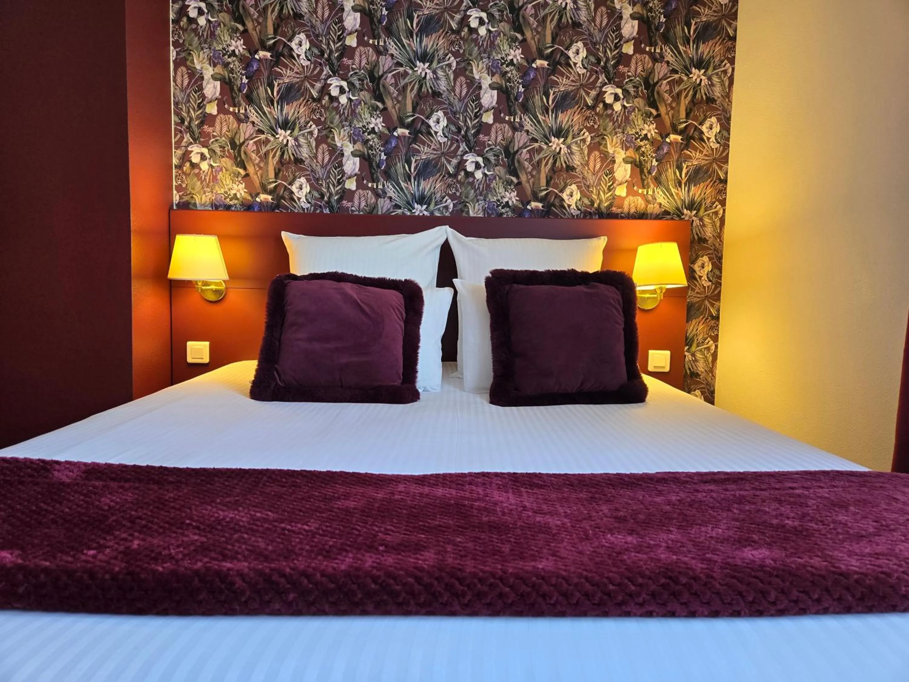 Bed in Hôtel Le SAINT-GENIÈS