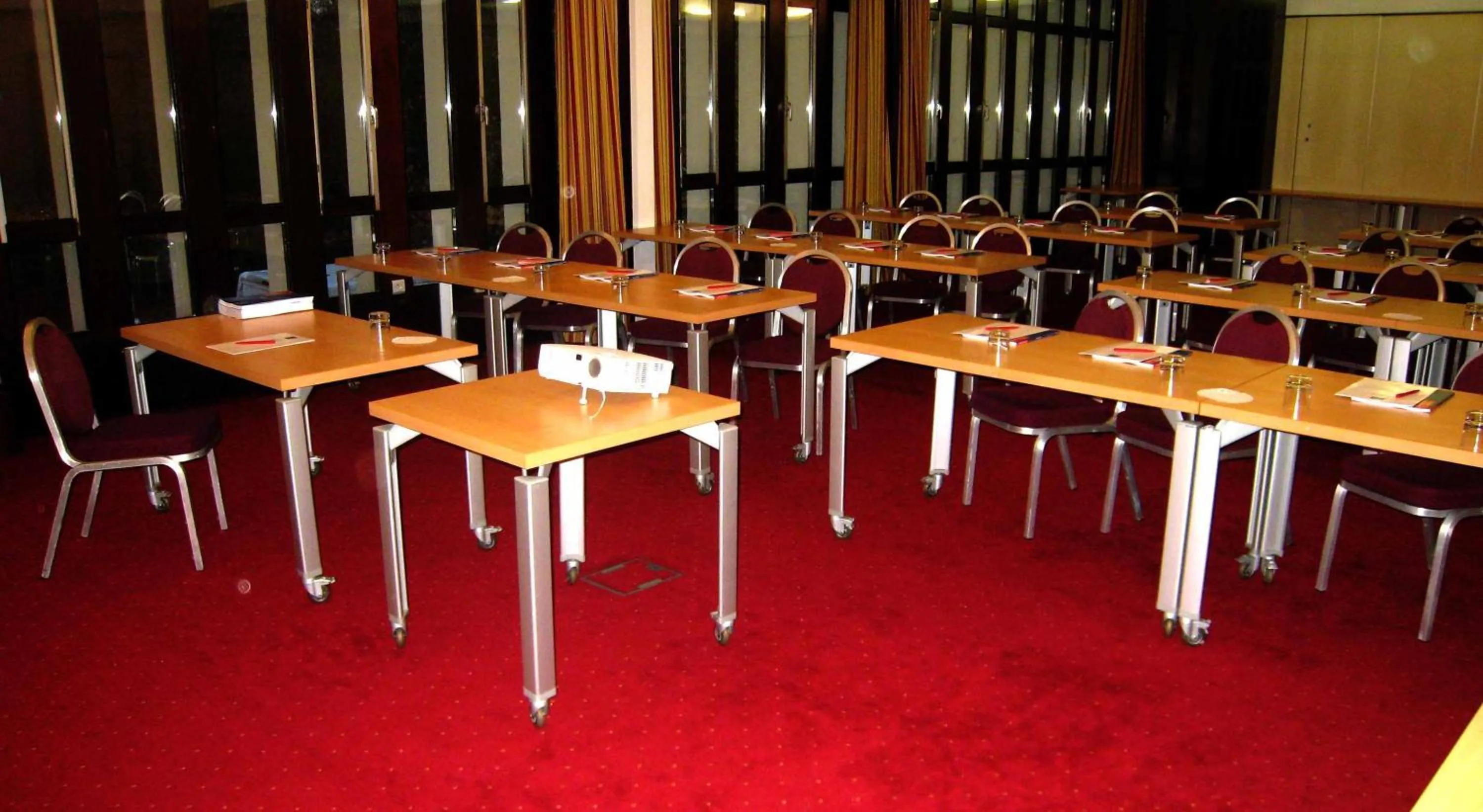 Business facilities in Le Grand Monarque