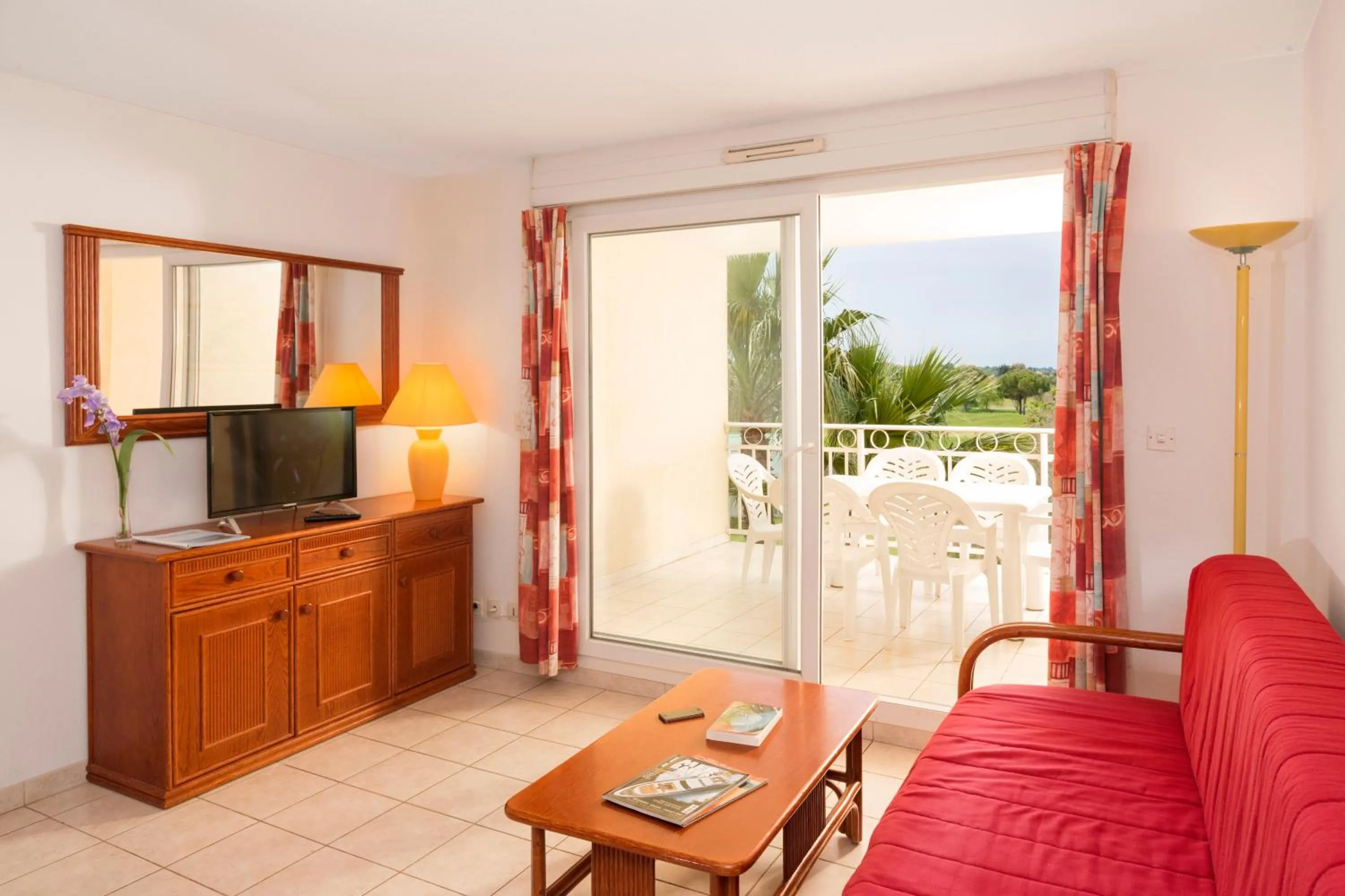 Living room in Vacancéole - Résidence Le Palmyra Golf