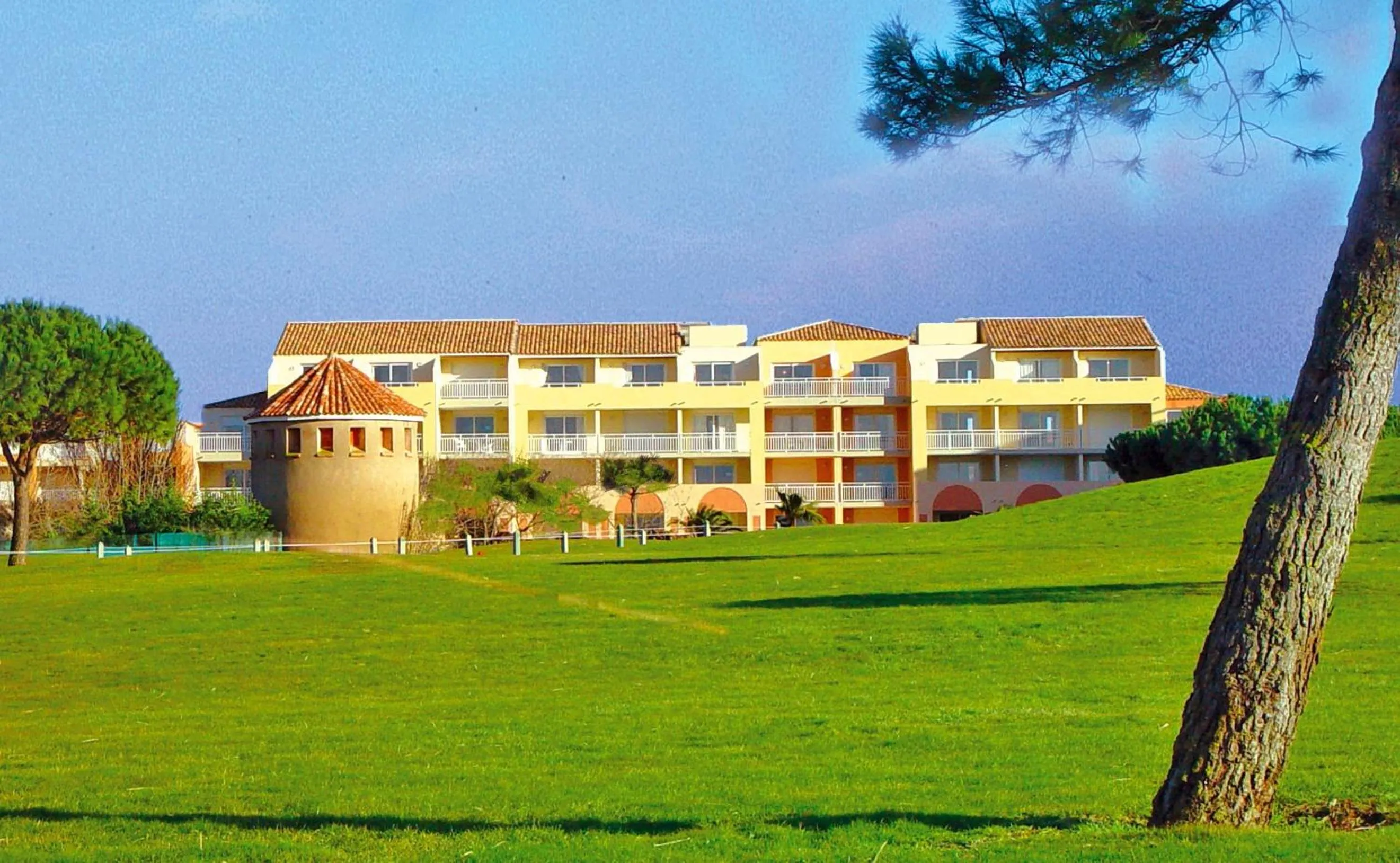 Facade/entrance in Vacancéole - Résidence Le Palmyra Golf