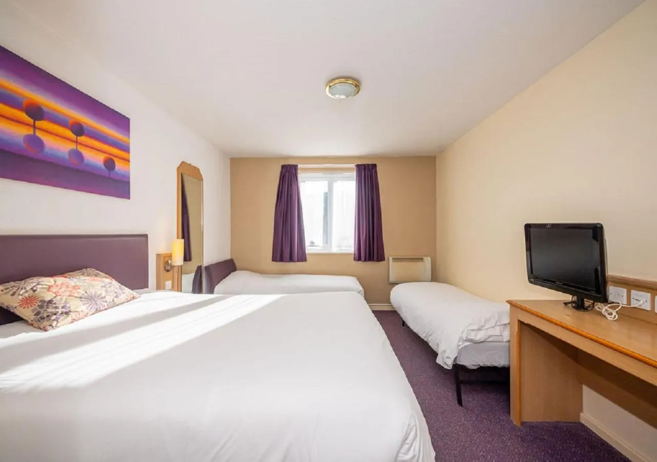 Bedroom, Bed in Stables Inn, Aintree