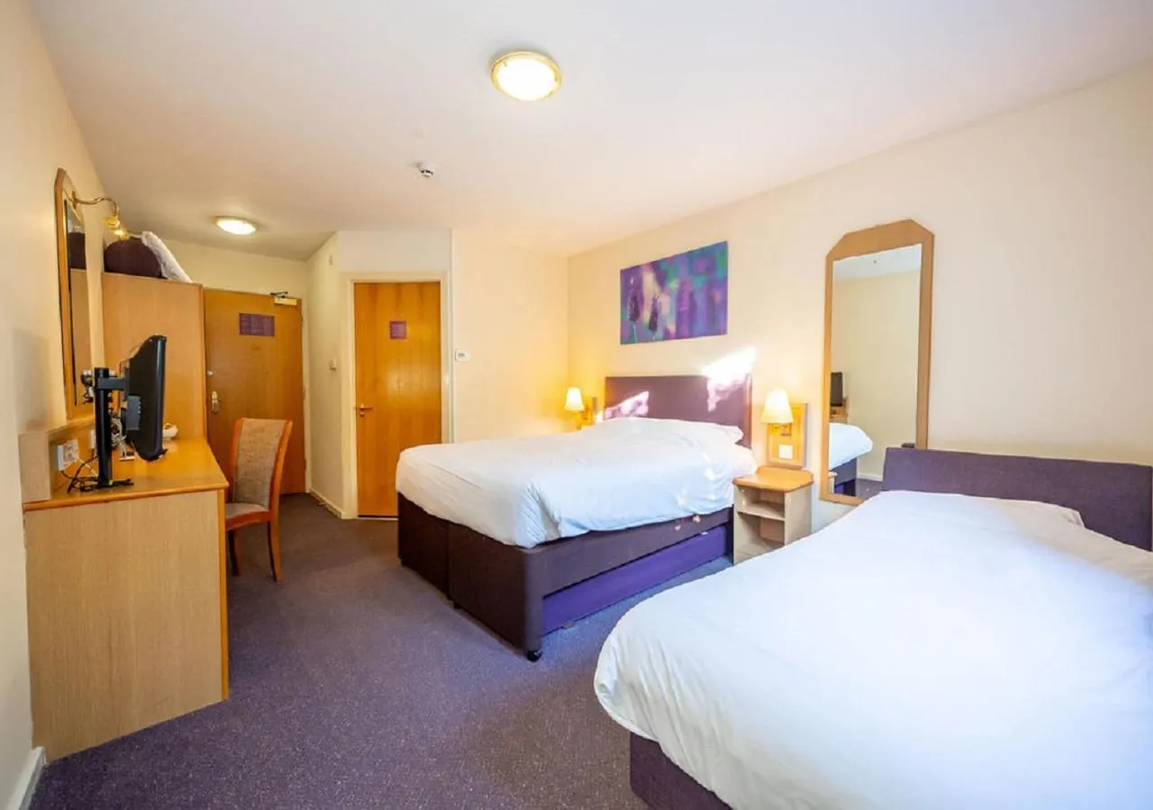 Photo of the whole room, Bed in Stables Inn, Aintree