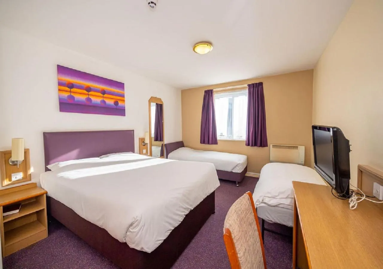 Photo of the whole room, Bed in Stables Inn, Aintree