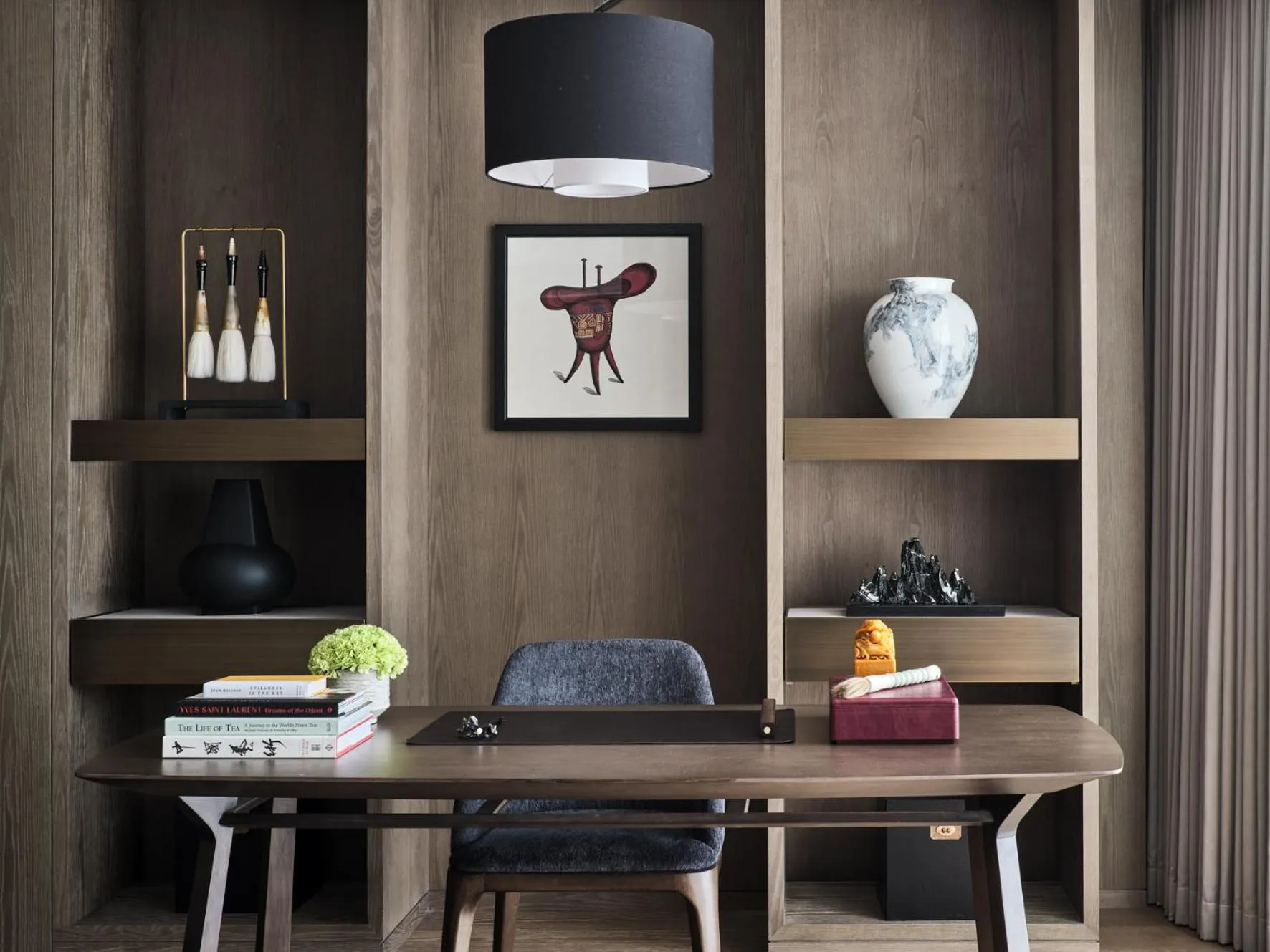 Seating area in Rosewood Guangzhou, enjoy free shuttle bus service between the hotel and the Canton Fair Complex during the Canton Fair