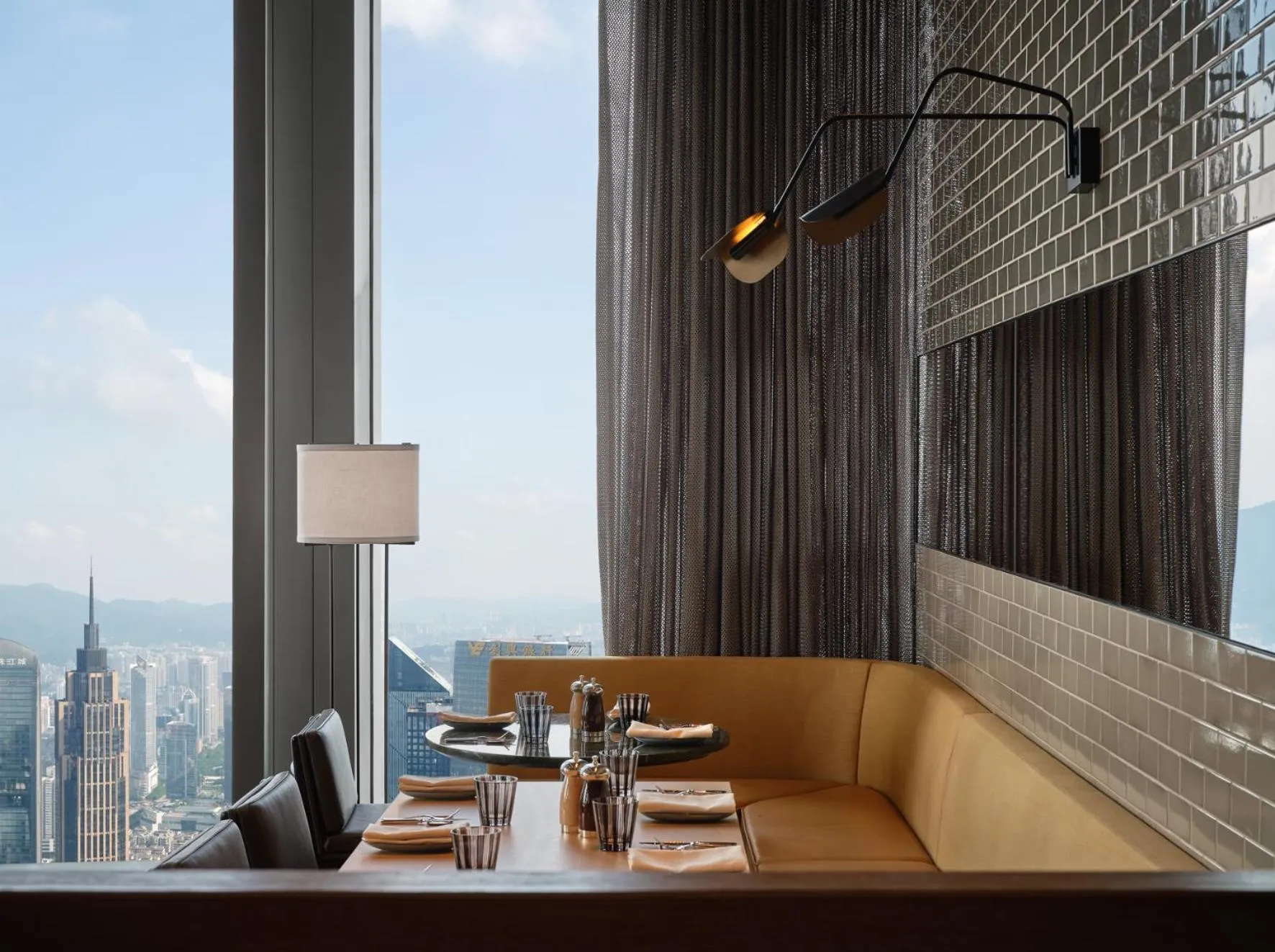 Restaurant/places to eat in Rosewood Guangzhou, enjoy free shuttle bus service between the hotel and the Canton Fair Complex during the Canton Fair