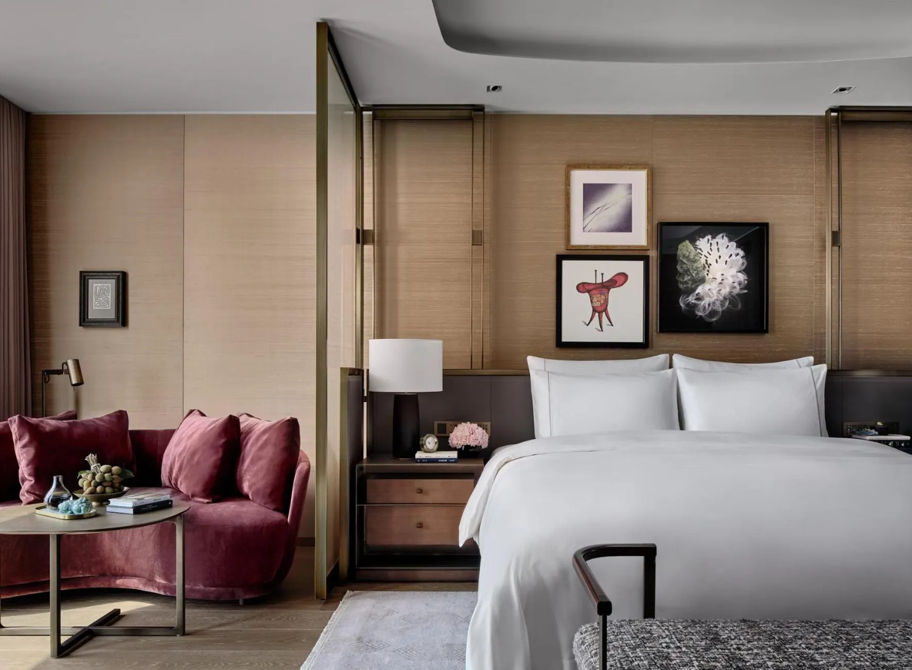 Bedroom in Rosewood Guangzhou, enjoy free shuttle bus service between the hotel and the Canton Fair Complex during the Canton Fair