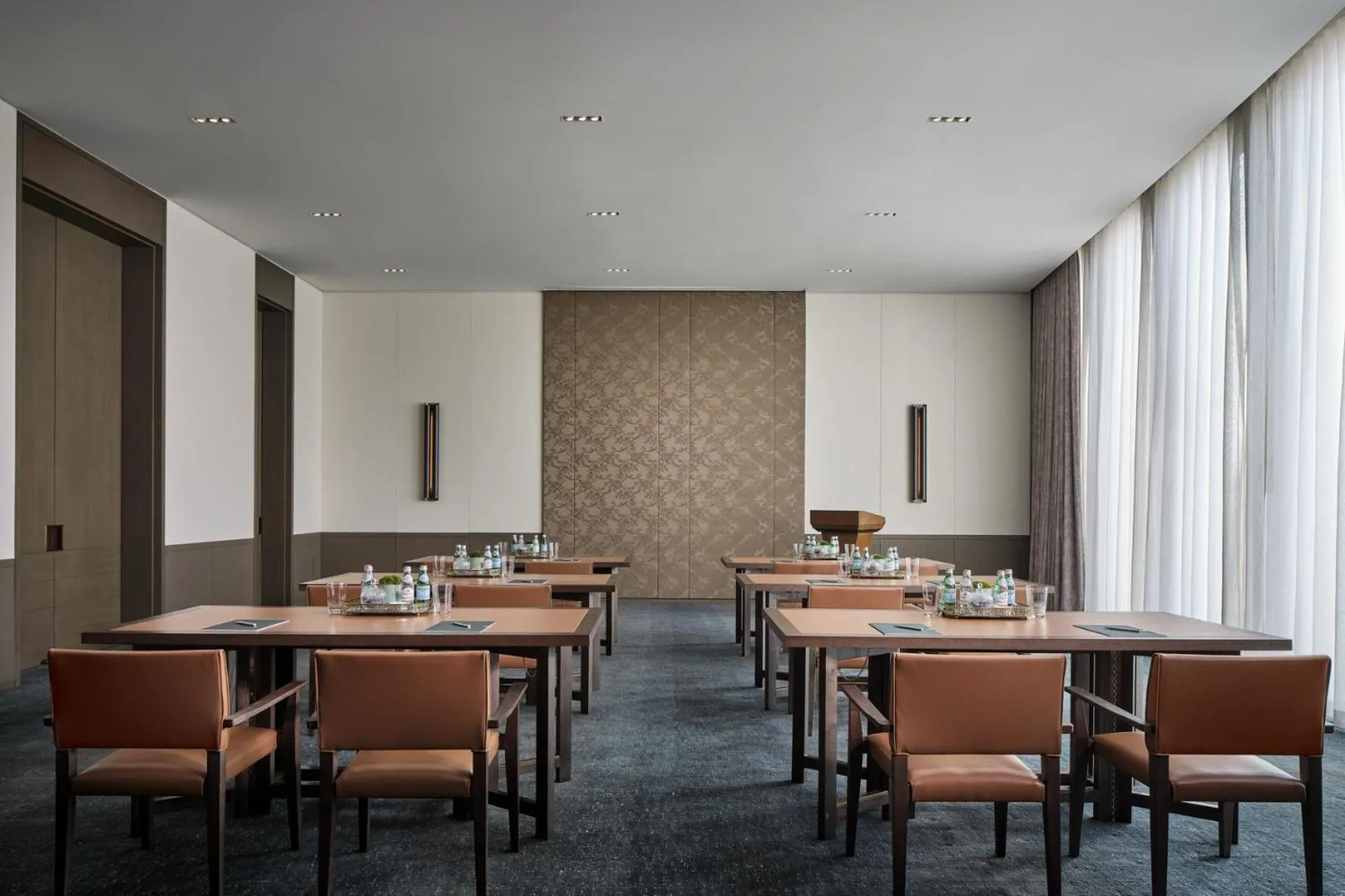 Meeting/conference room in Rosewood Guangzhou, enjoy free shuttle bus service between the hotel and the Canton Fair Complex during the Canton Fair