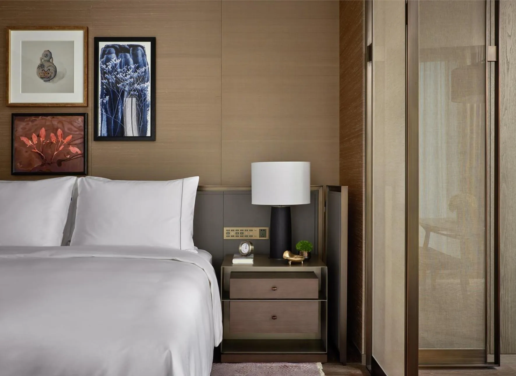 Bedroom, Bed in Rosewood Guangzhou, enjoy free shuttle bus service between the hotel and the Canton Fair Complex during the Canton Fair