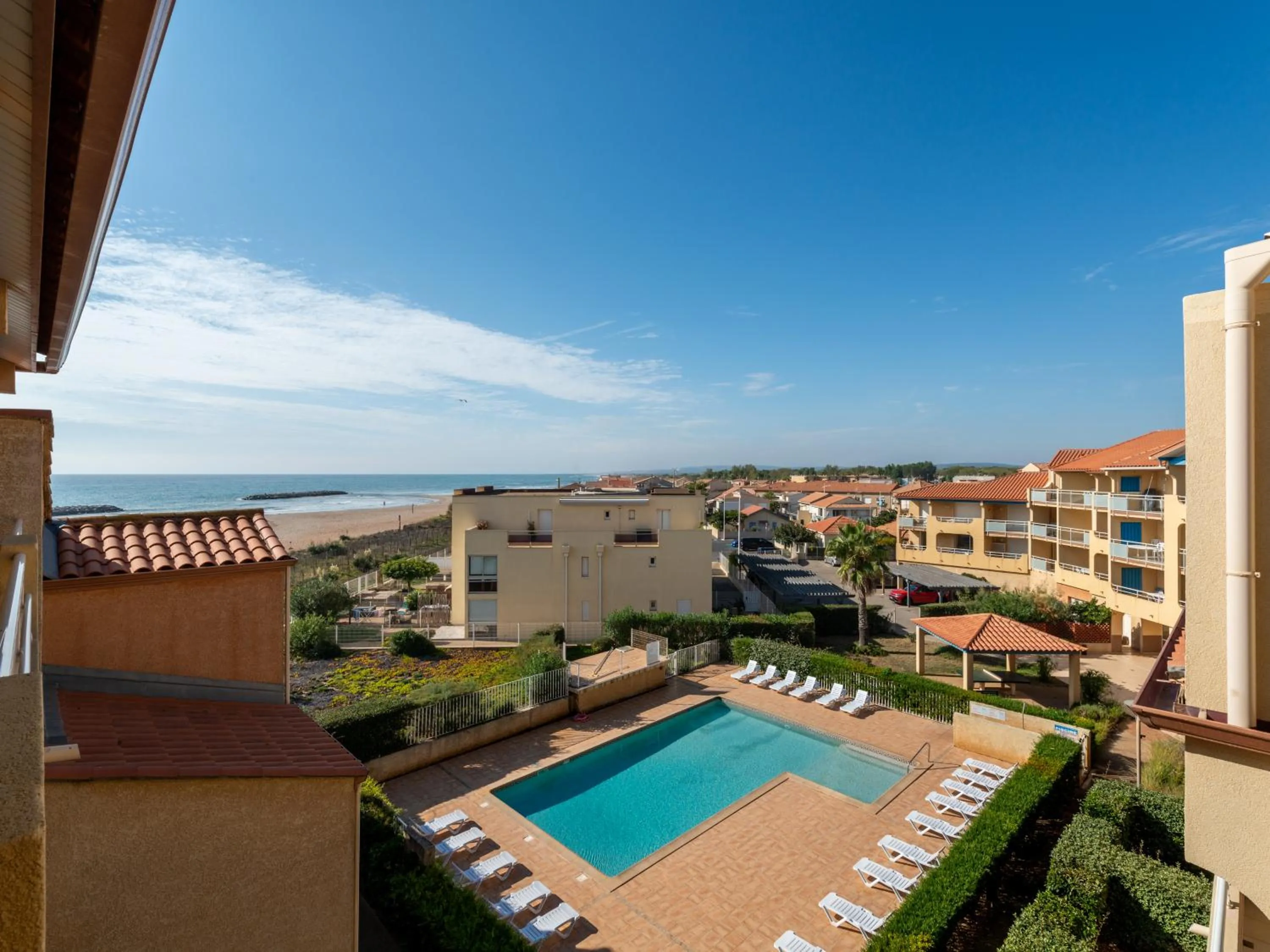 Swimming pool in Vacancéole - Résidence Alizéa Beach
