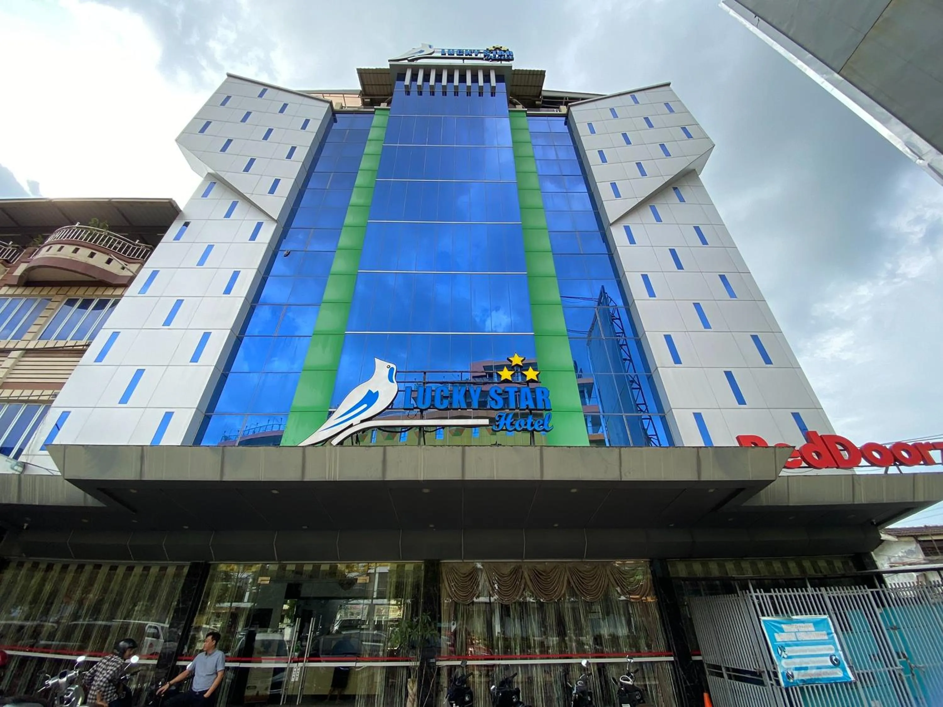 Property building in Lucky Star Hotel Near Harbour Bay Batam