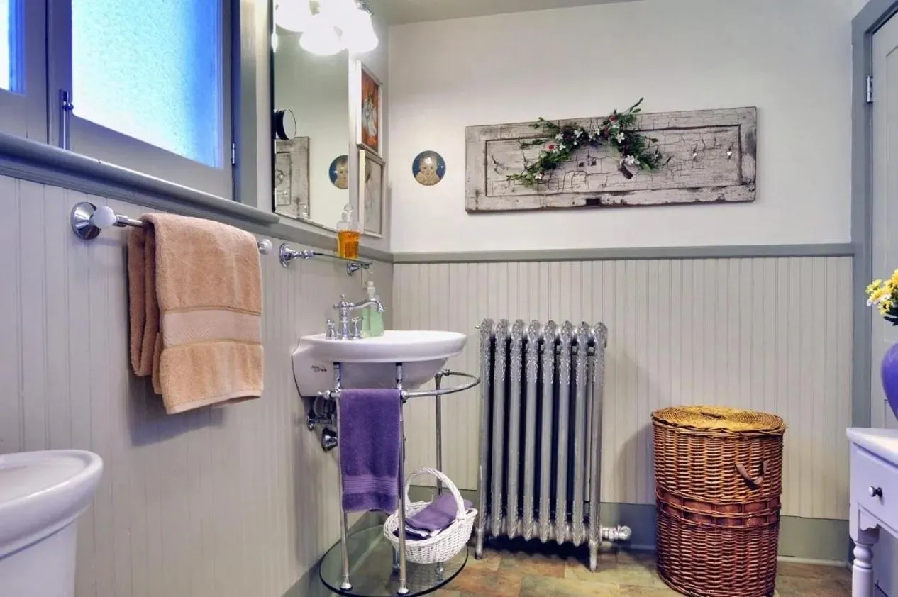 Bathroom in The Queen, A Victorian Bed & Breakfast