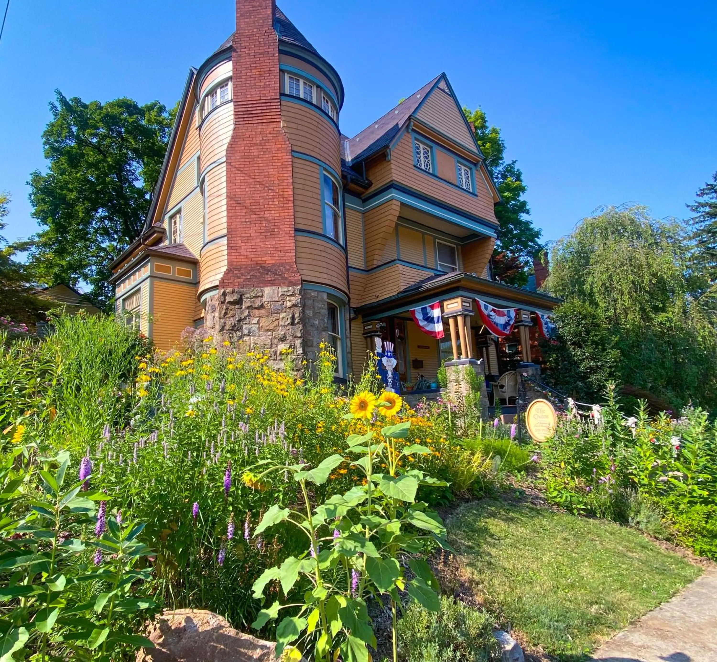 Property building in The Queen, A Victorian Bed & Breakfast