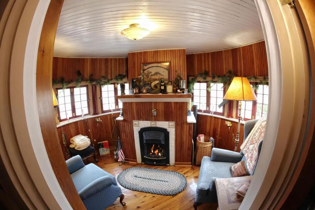 Seating area in The Queen, A Victorian Bed & Breakfast