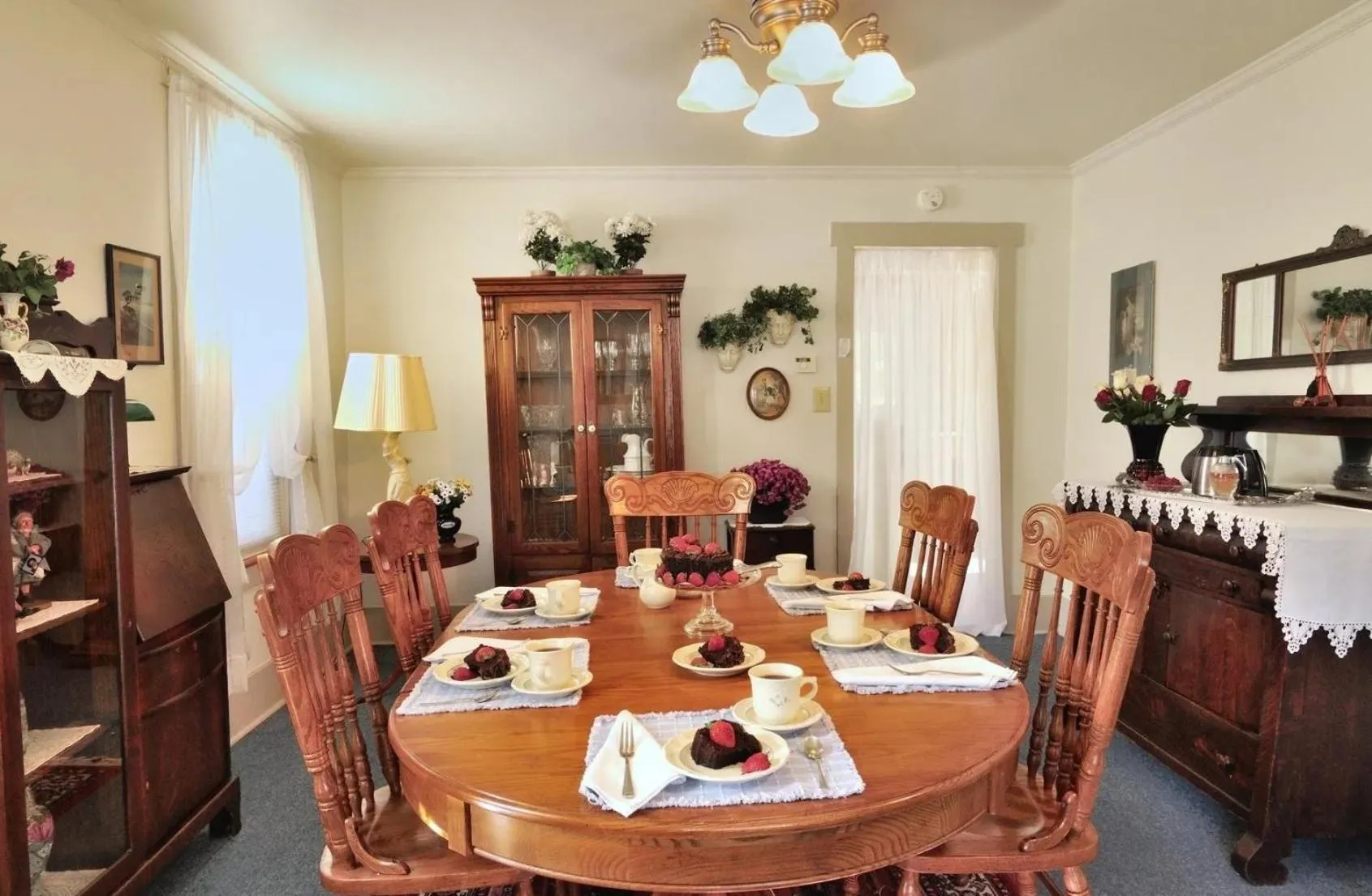 Dining area in The Queen, A Victorian Bed & Breakfast