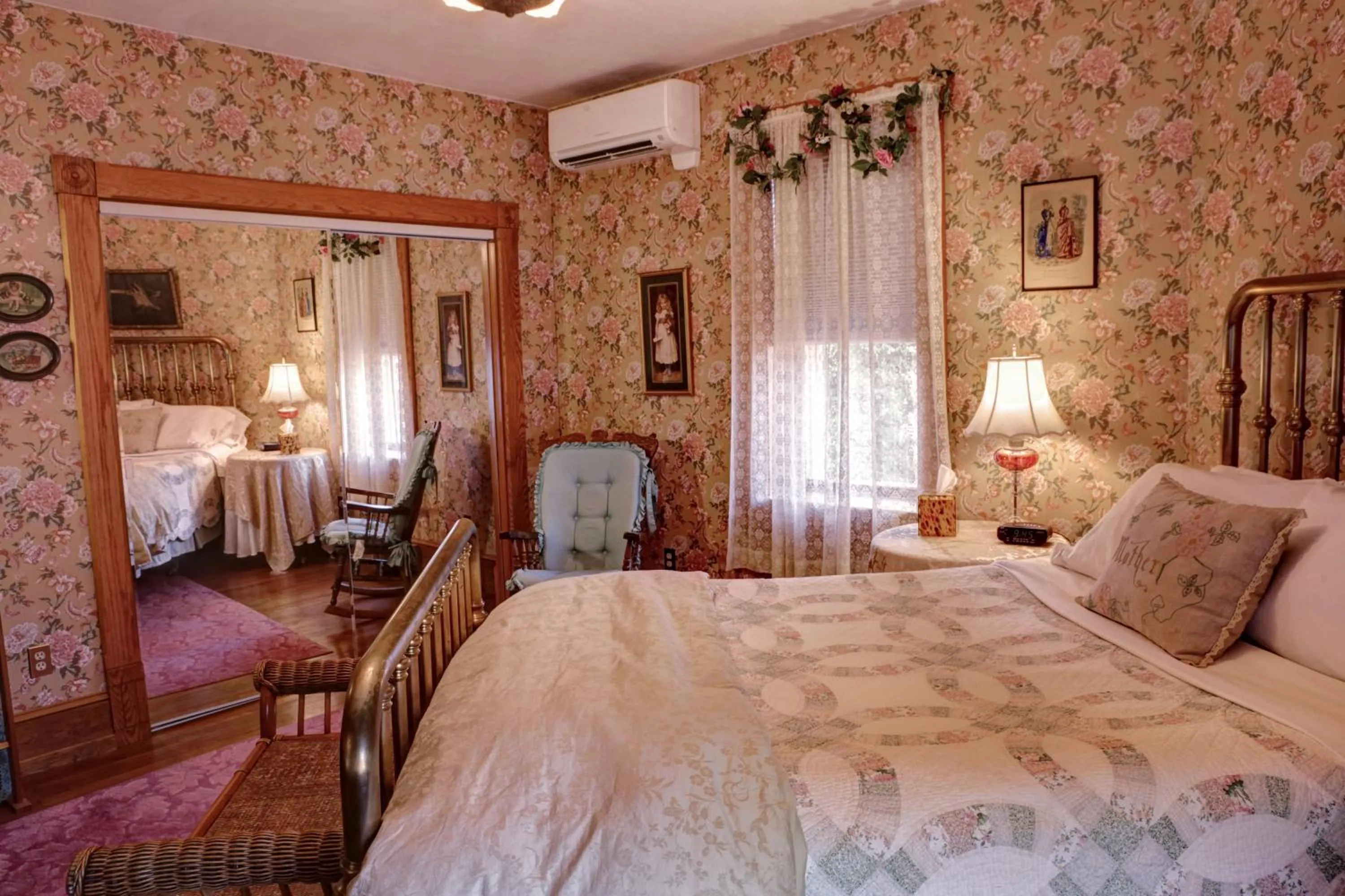 Bed in The Queen, A Victorian Bed & Breakfast