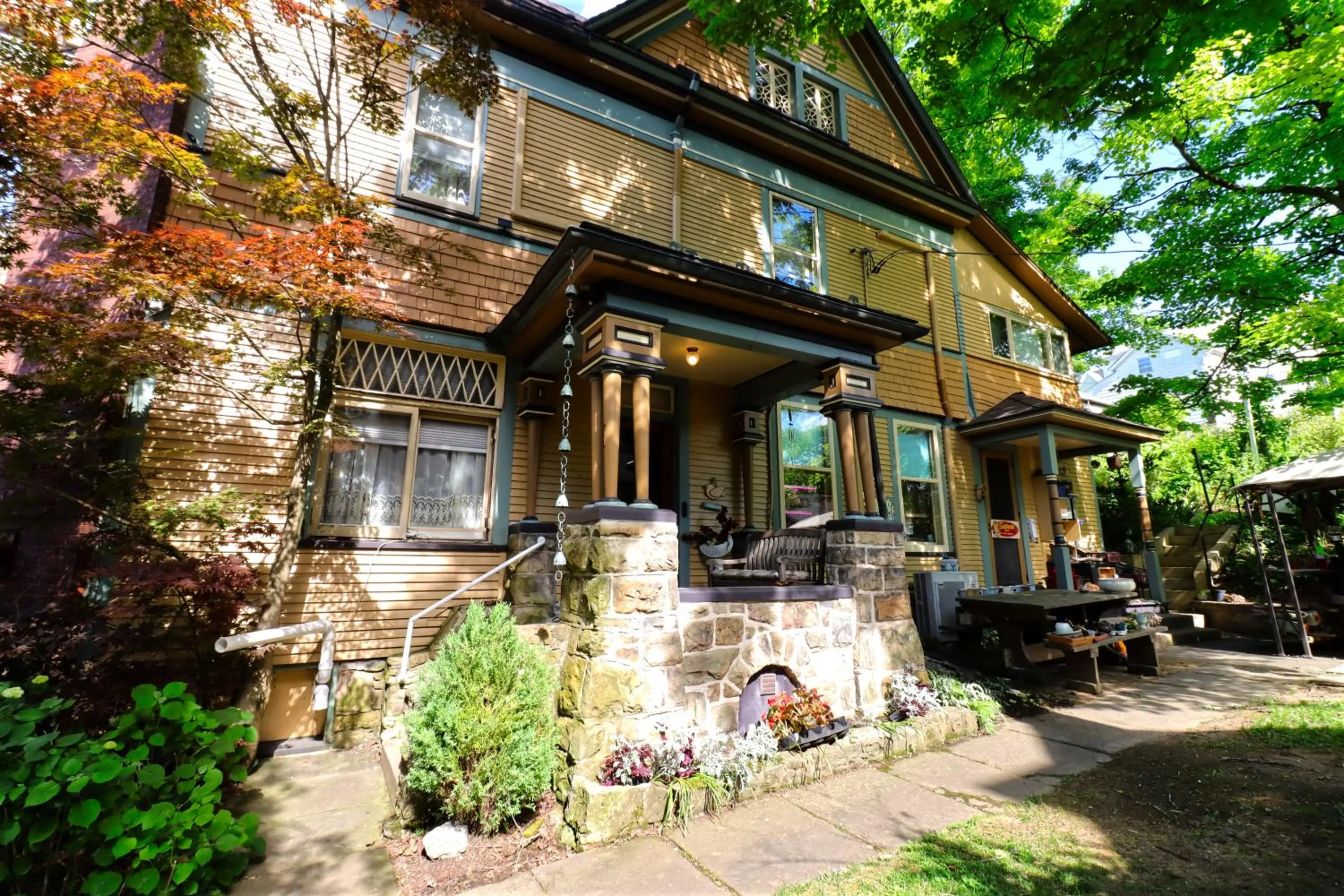 Property building in The Queen, A Victorian Bed & Breakfast