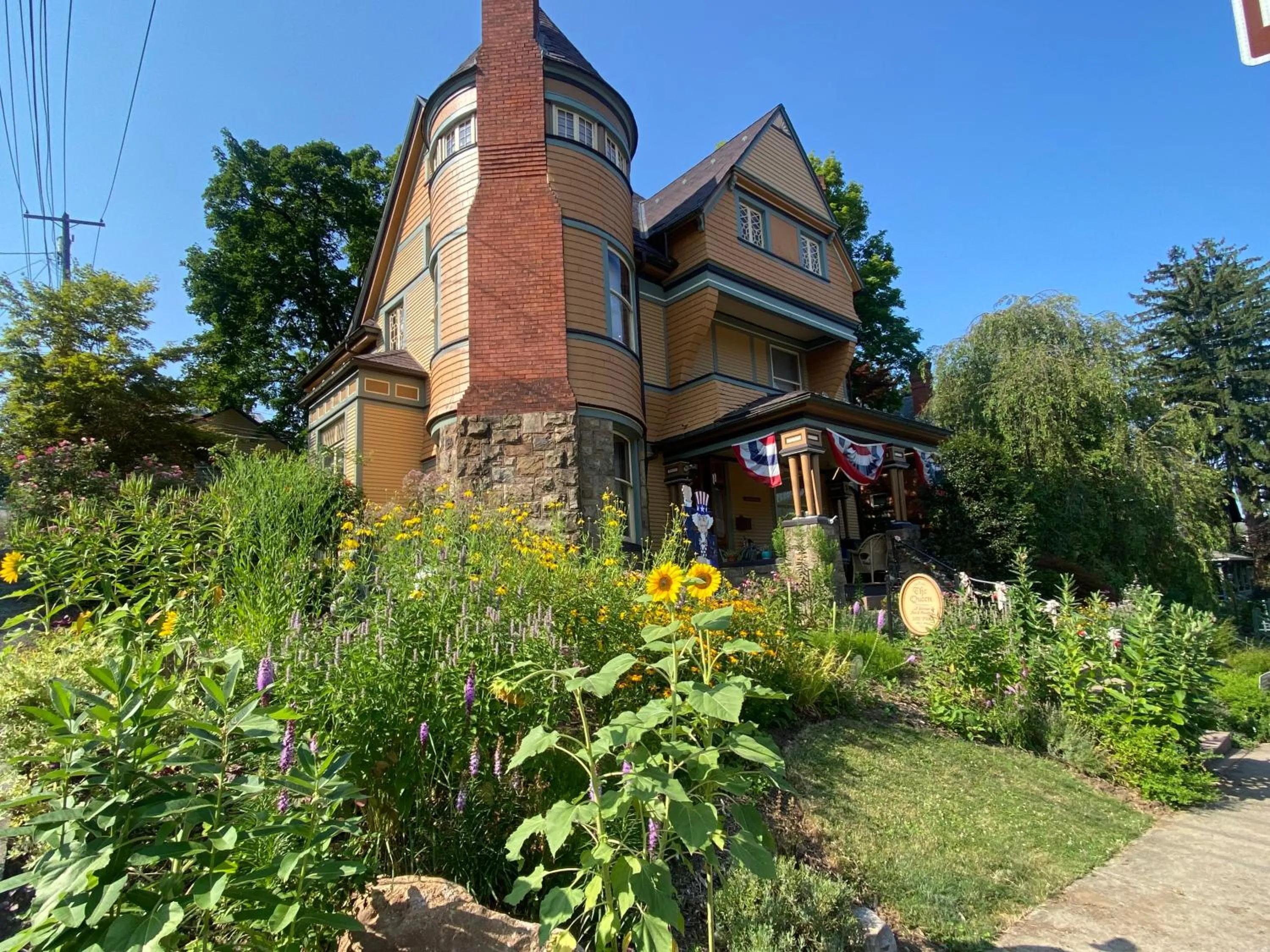 Property building in The Queen, A Victorian Bed & Breakfast