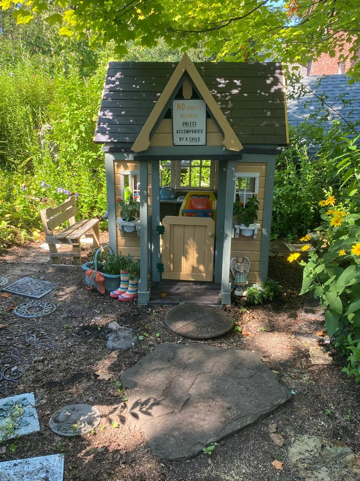 Garden in The Queen, A Victorian Bed & Breakfast