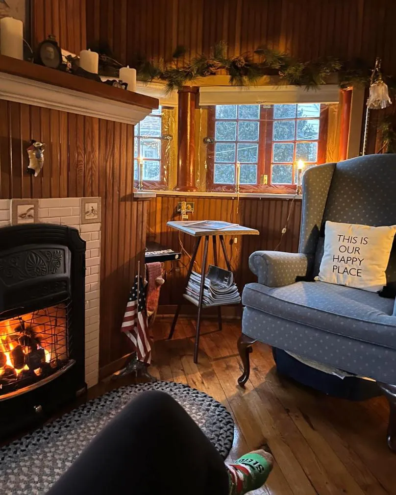 People in The Queen, A Victorian Bed & Breakfast