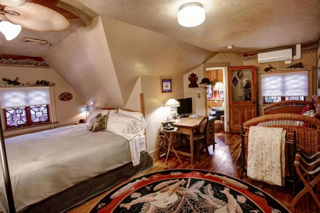 Bed in The Queen, A Victorian Bed & Breakfast