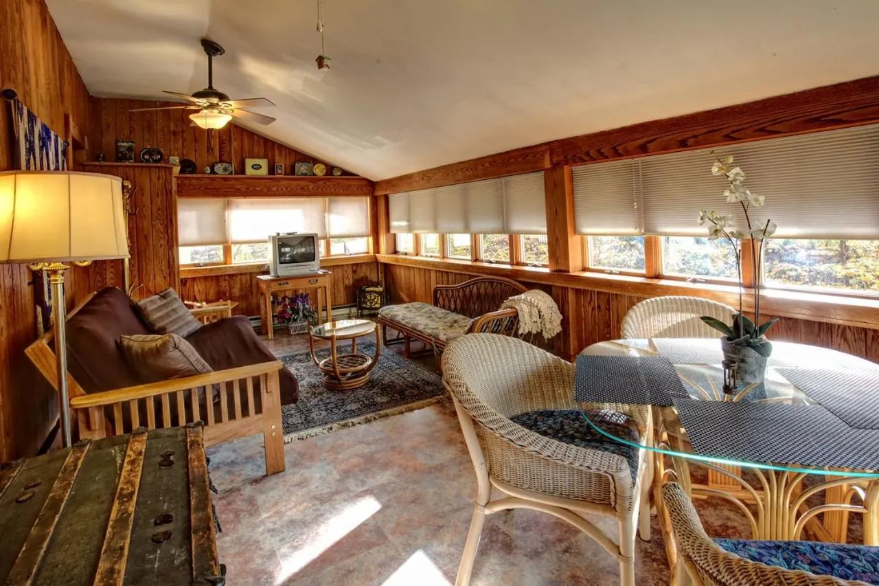 Dining area in The Queen, A Victorian Bed & Breakfast