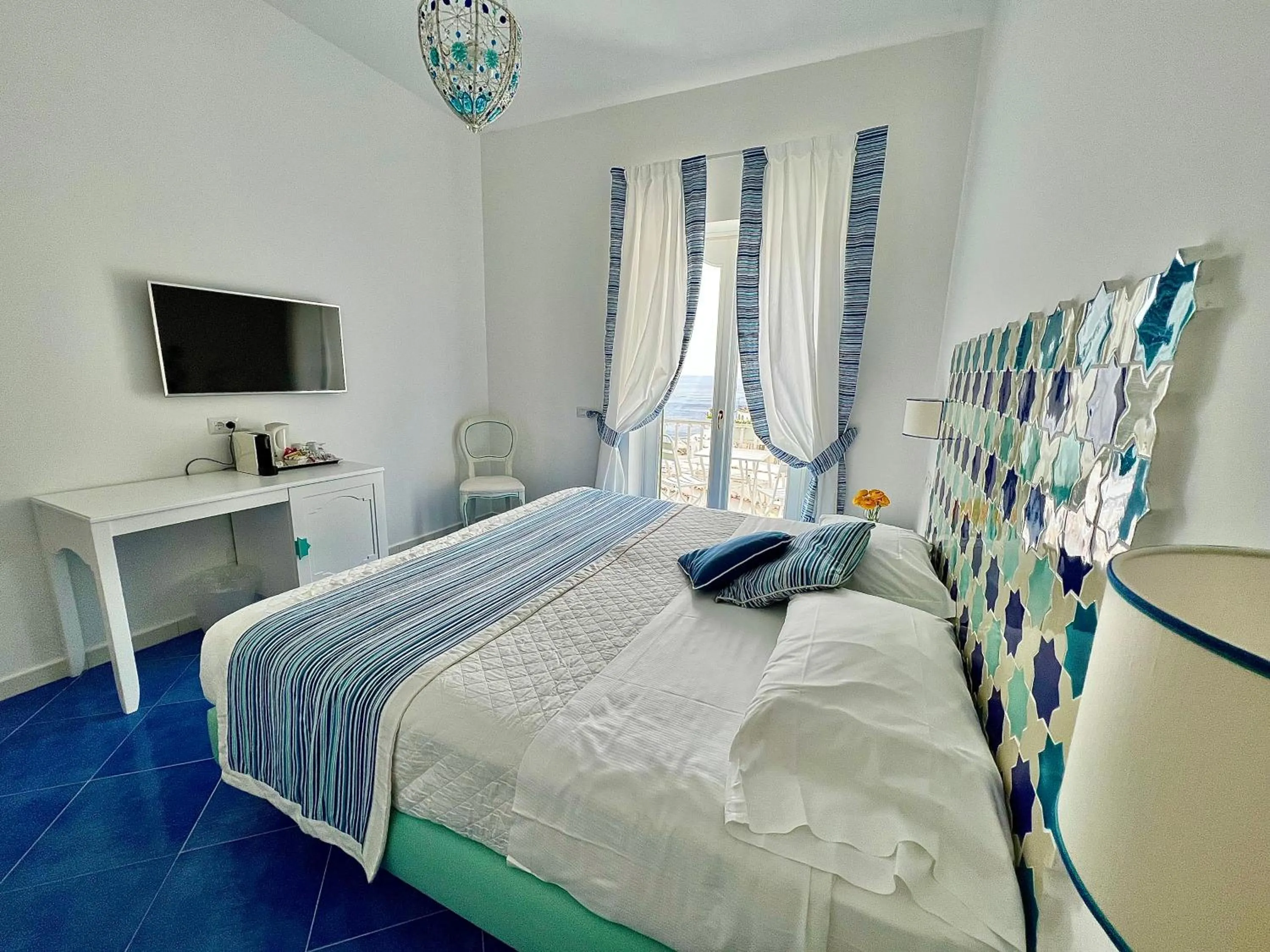 Sea view, Bed in Hotel Villa Delle Palme in Positano