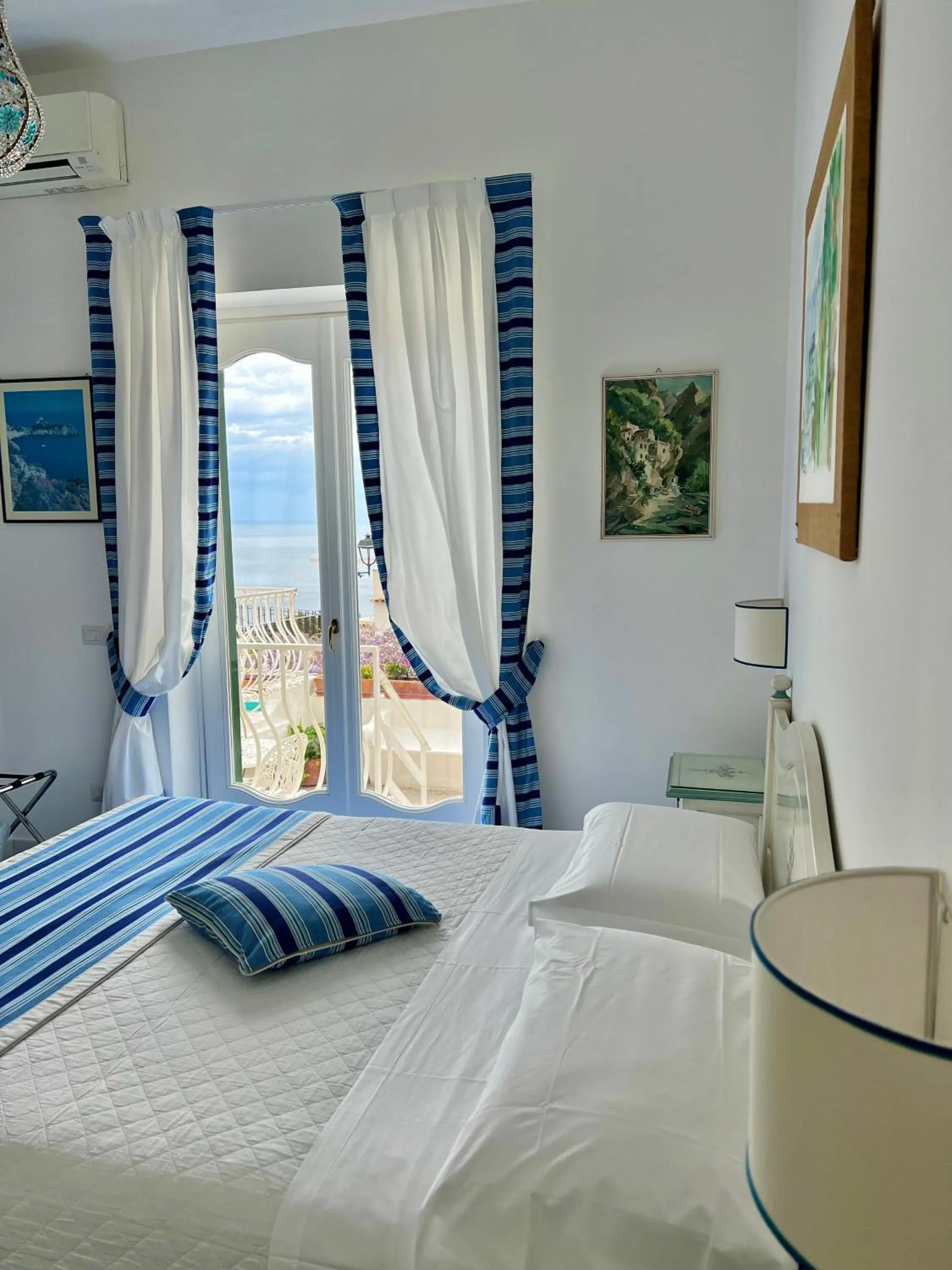 View (from property/room), Bed in Hotel Villa Delle Palme in Positano