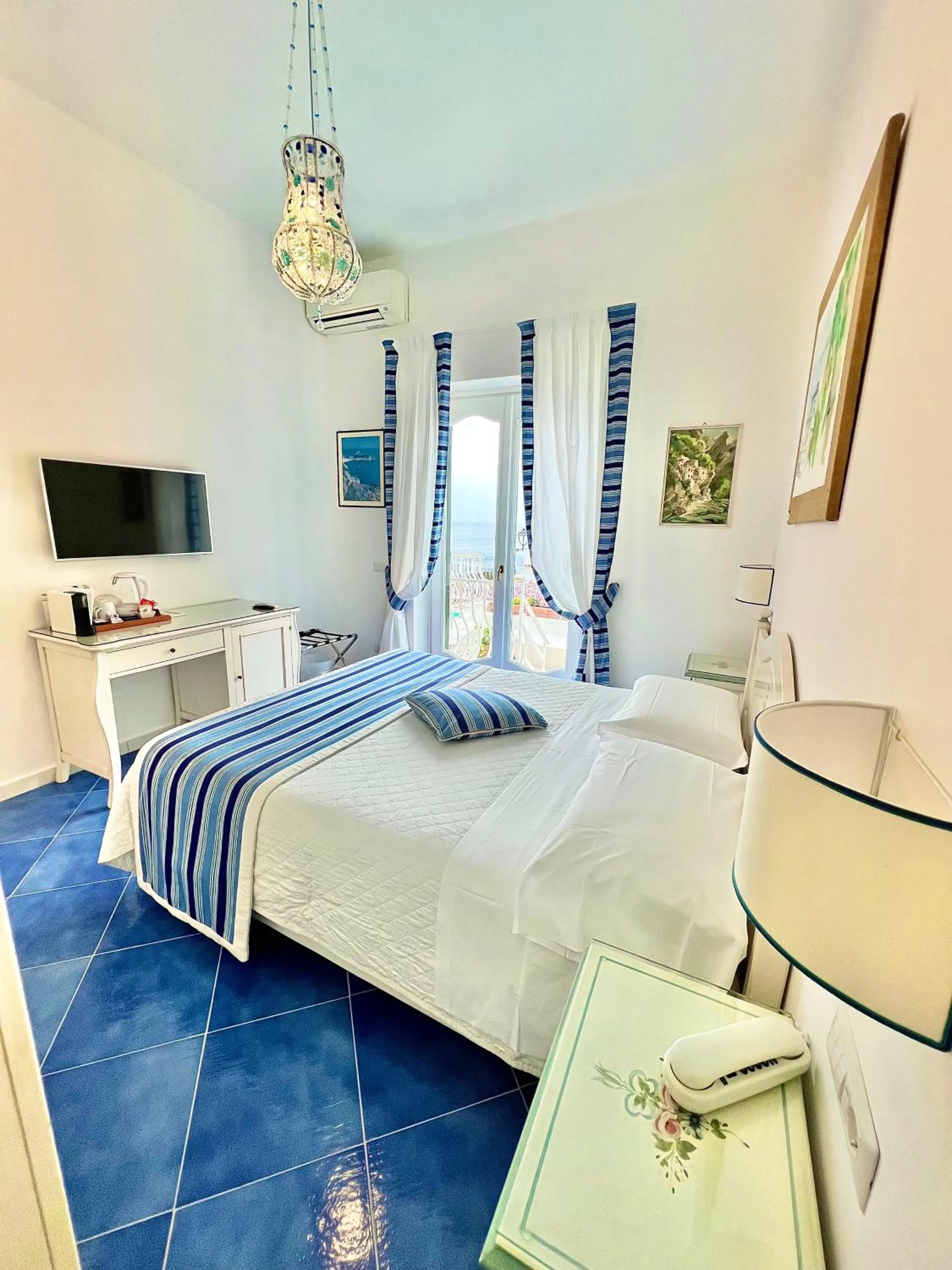 View (from property/room), Bed in Hotel Villa Delle Palme in Positano
