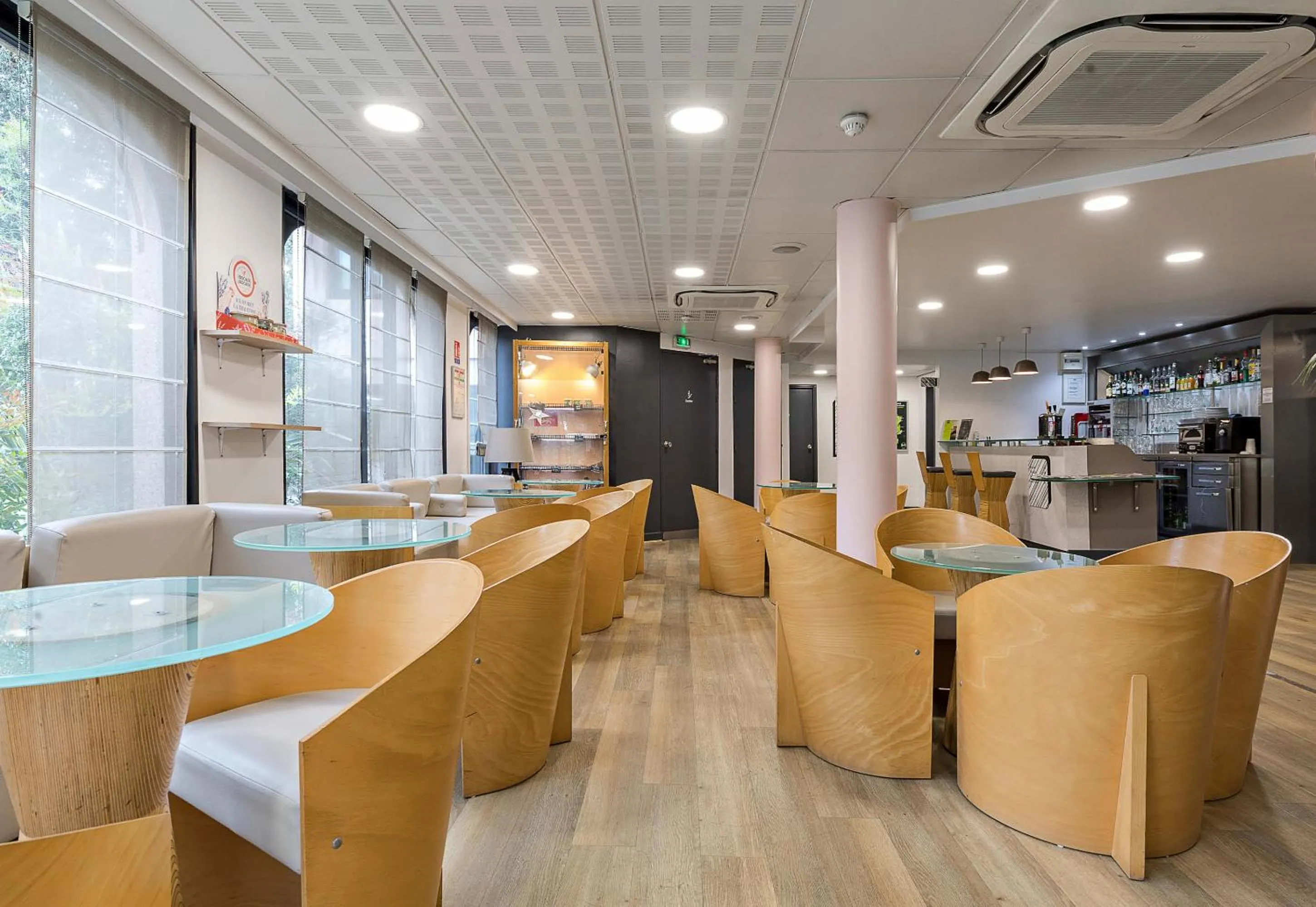 Lounge or bar in B&B HOTEL Rouen Centre Rive Gauche