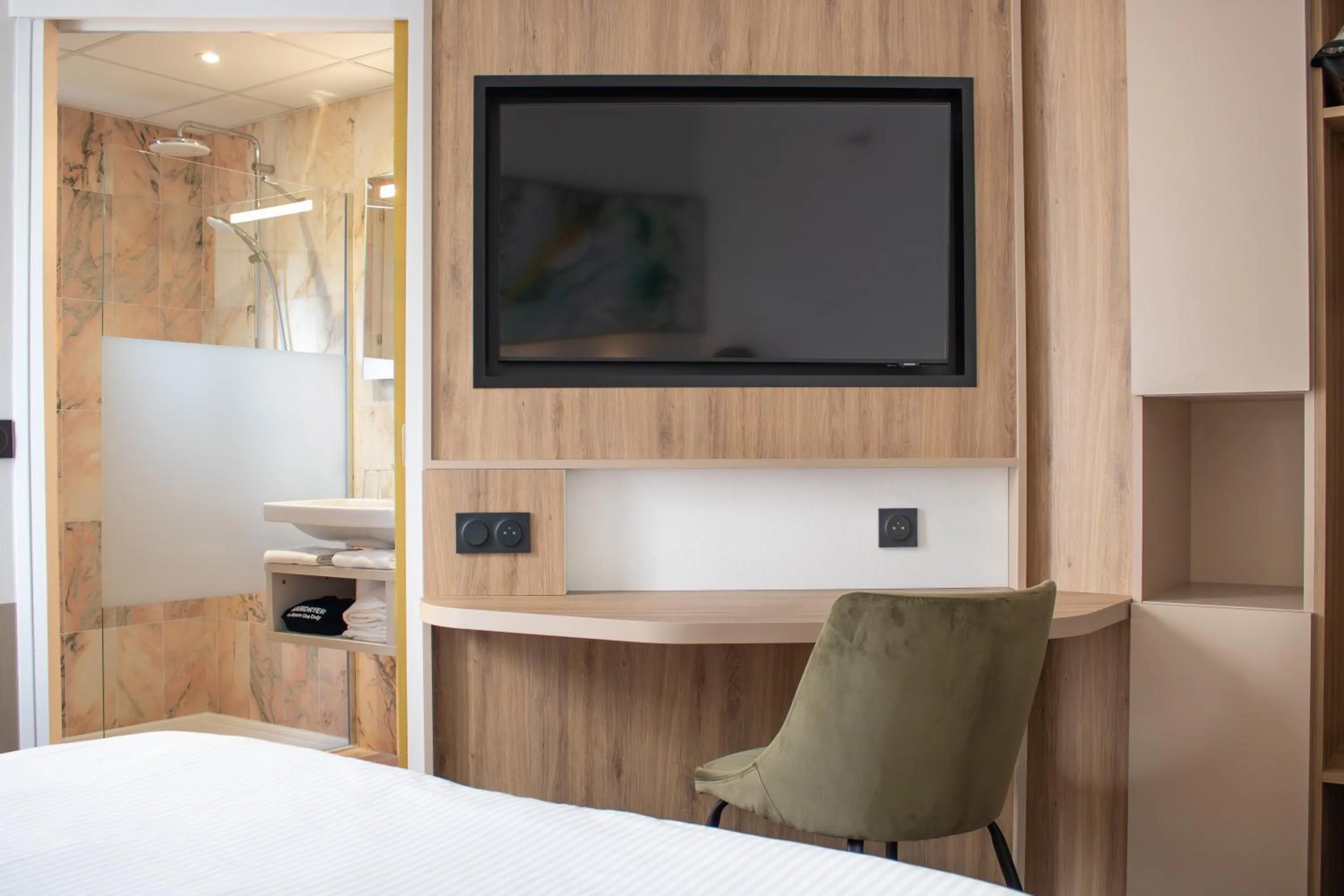 Bed in Brit Hotel Angers Parc Expo - L'Acropole