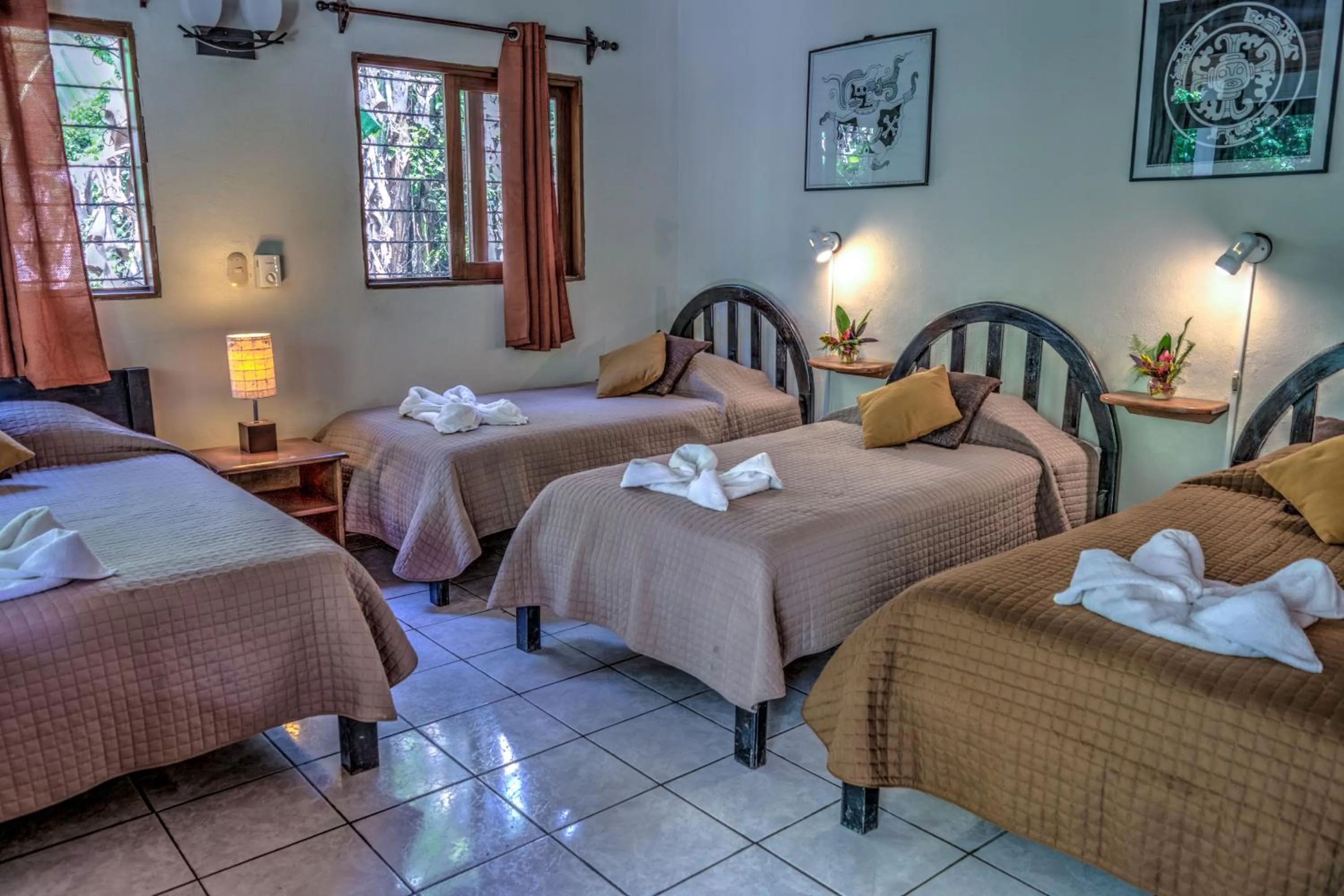 Photo of the whole room, Bed in Hotel Jaguar Inn Tikal