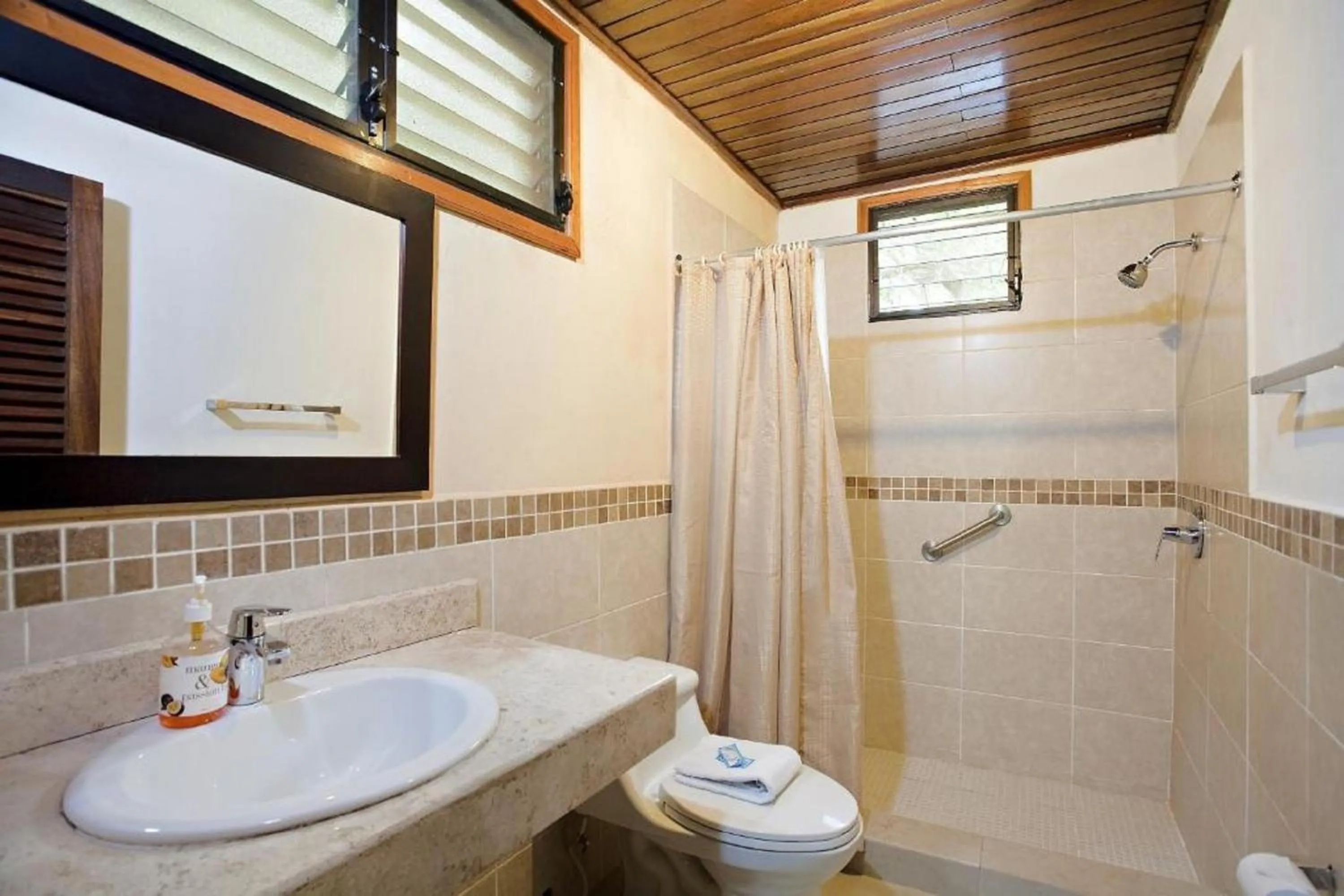 Bathroom in Hotel Jaguar Inn Tikal