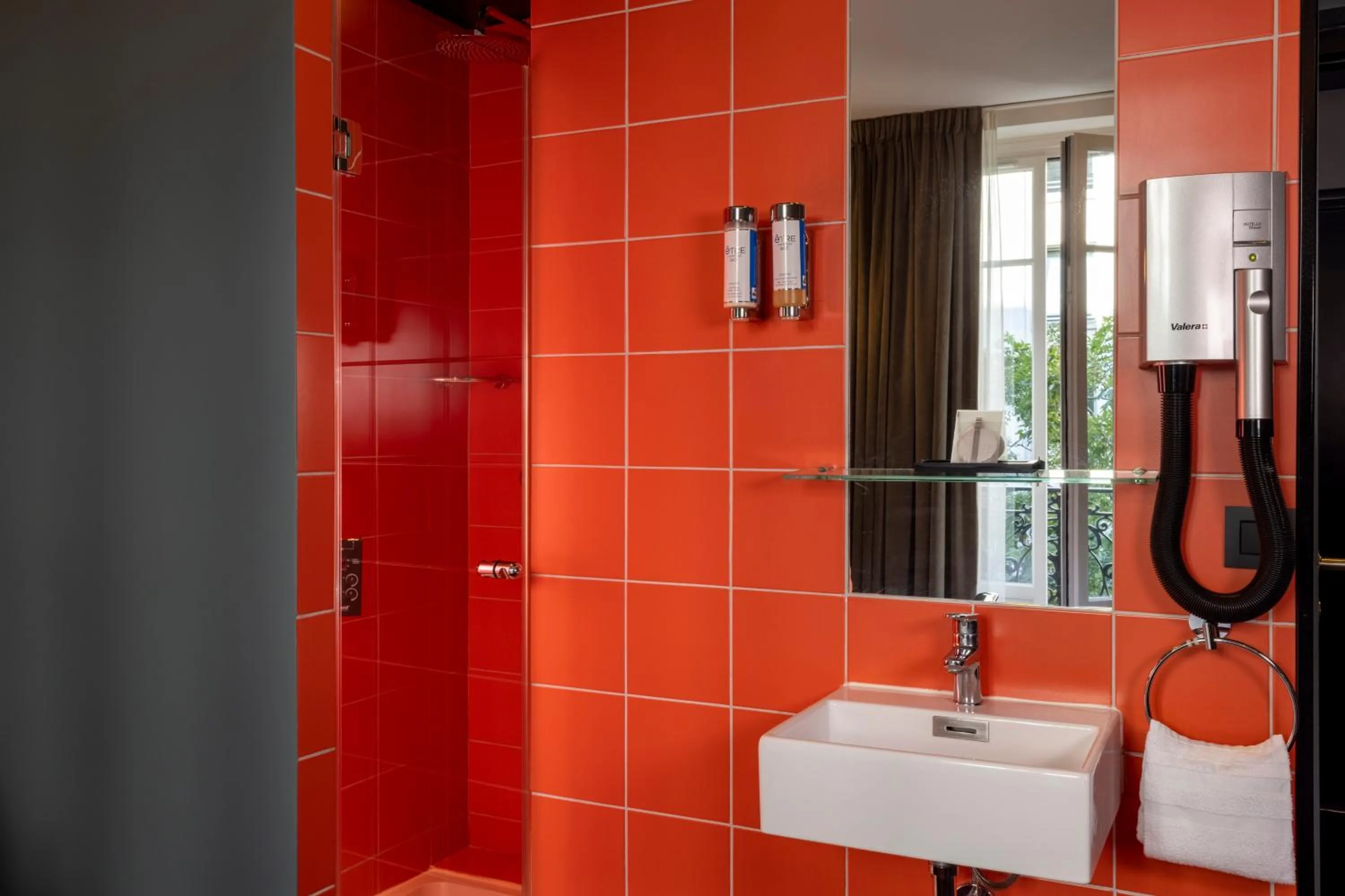 Bathroom in Hôtel Palais De Chaillot