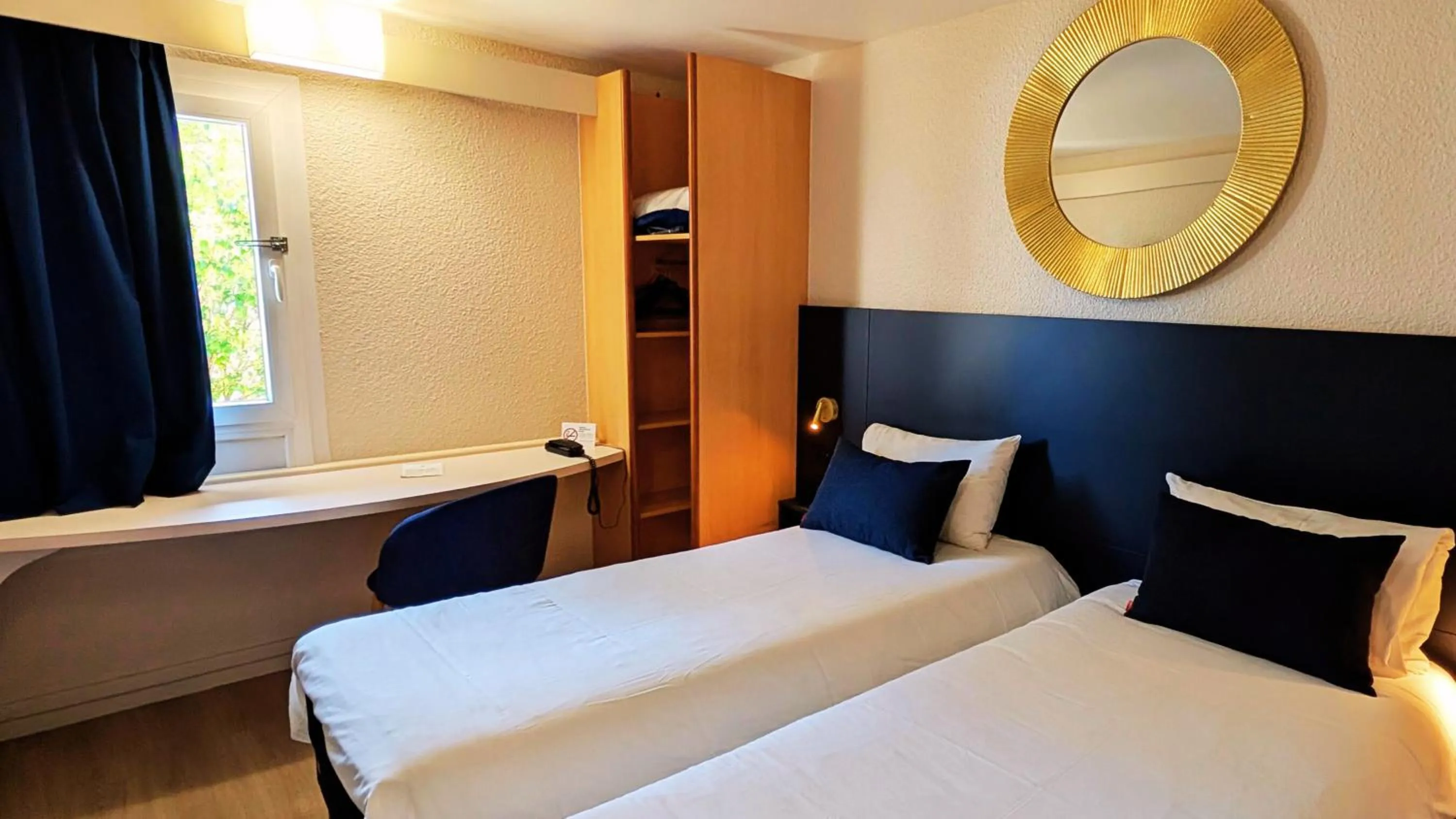 Bedroom, Bed in ibis Grenoble Centre Bastille