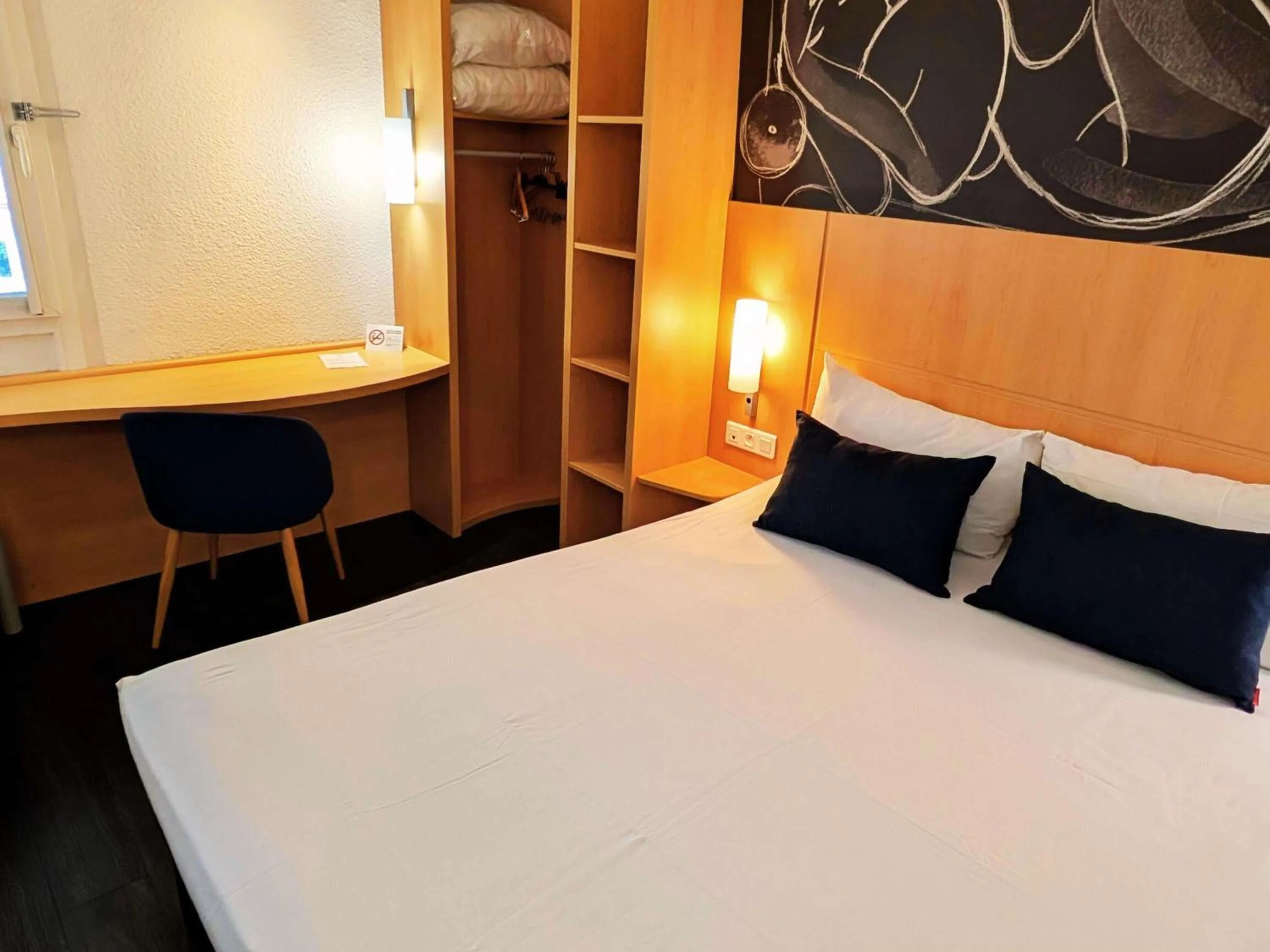 Bedroom, Bed in ibis Grenoble Centre Bastille