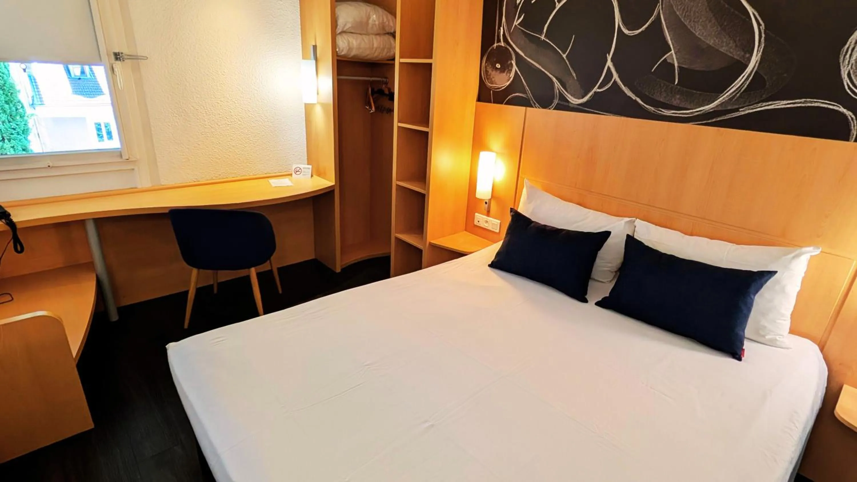 Bedroom, Bed in ibis Grenoble Centre Bastille