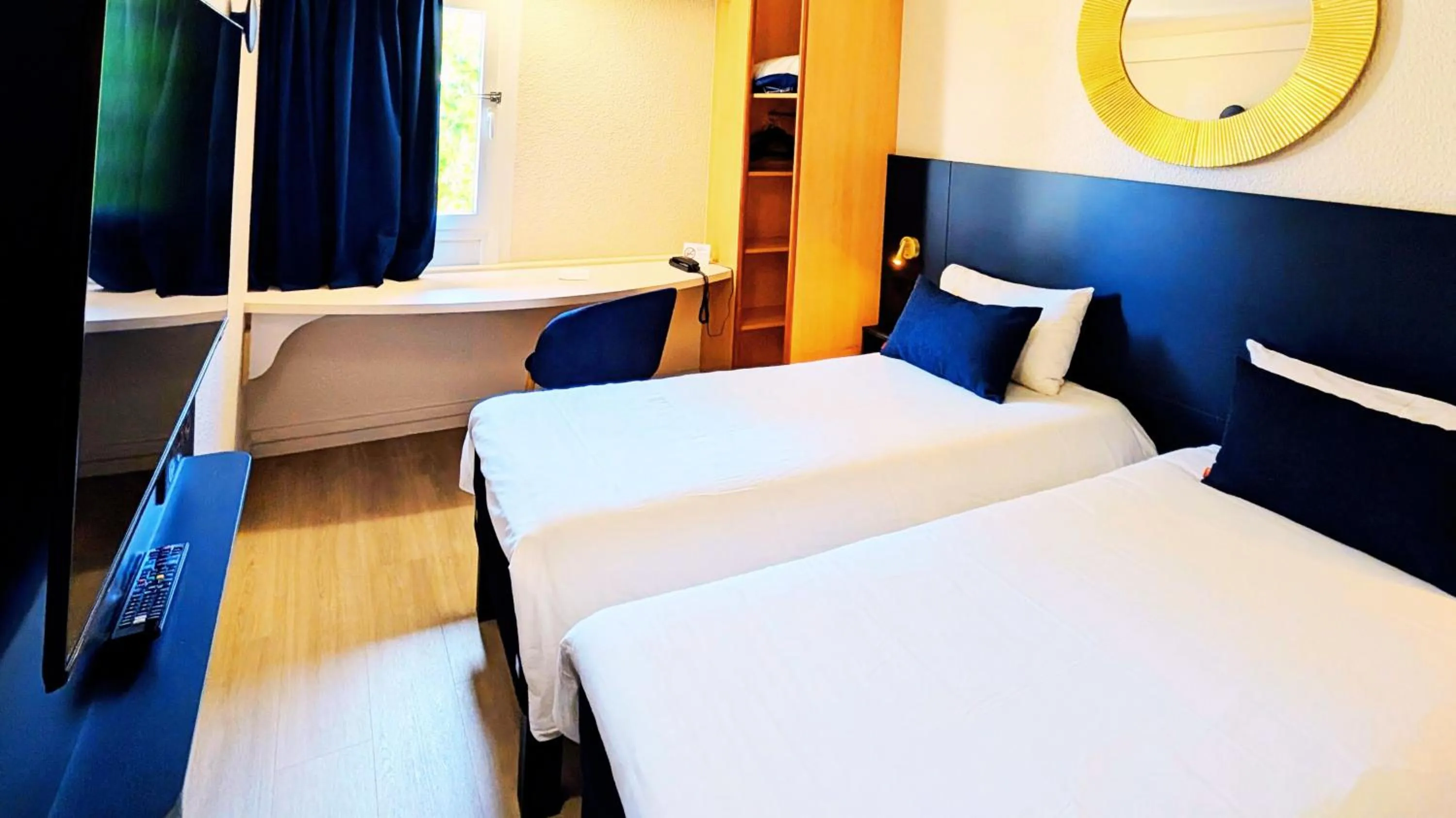 Photo of the whole room, Bed in ibis Grenoble Centre Bastille