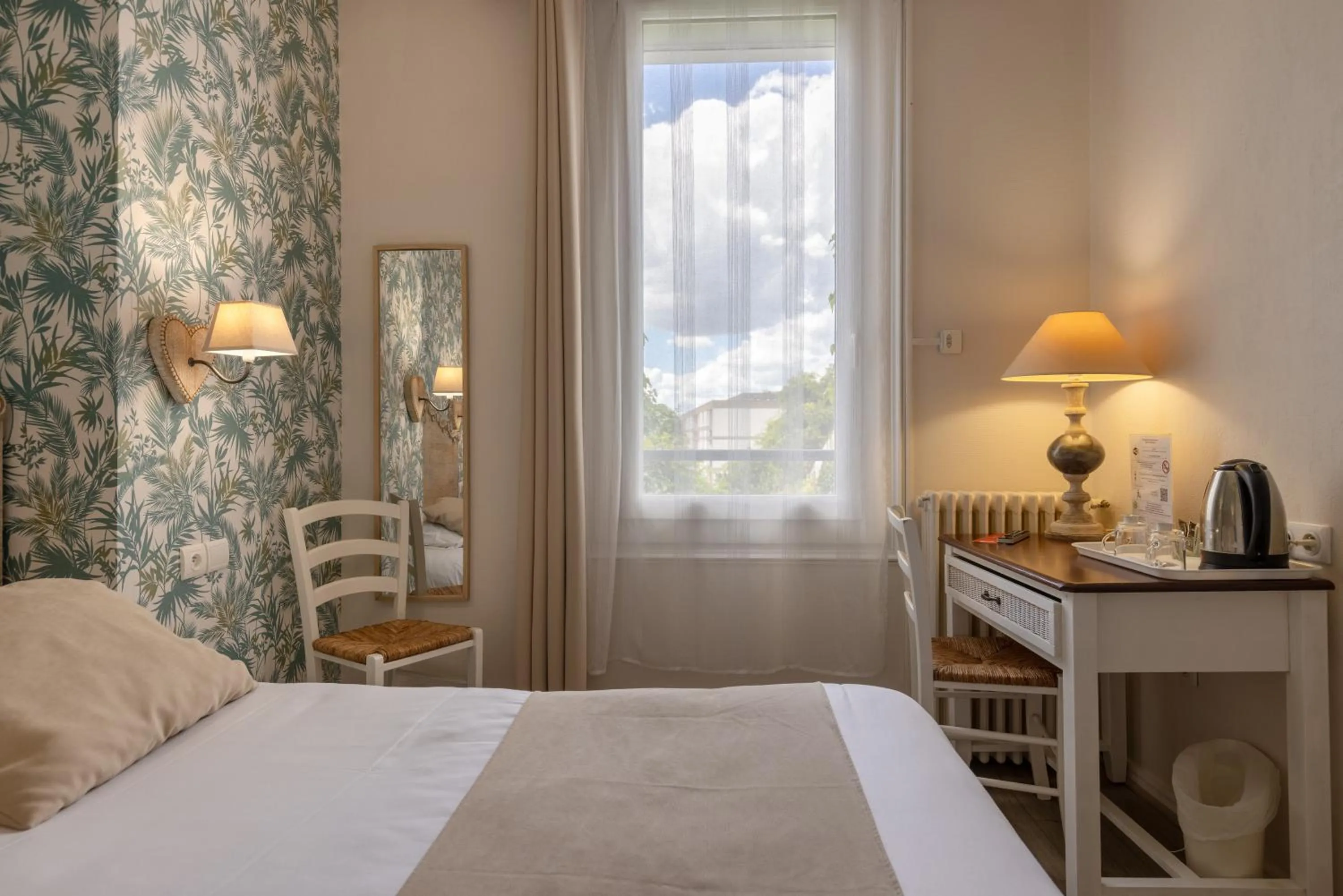 Property building, Bed in The Originals City, Hôtel de Bordeaux, Bergerac centre