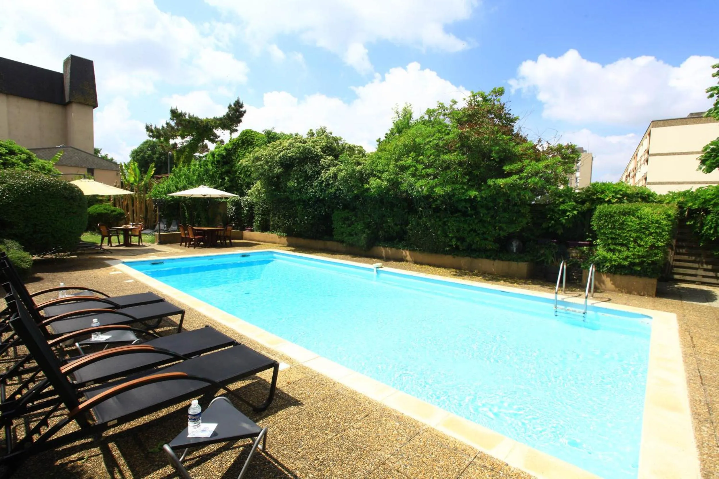 Swimming pool in The Originals City, Hôtel de Bordeaux, Bergerac centre