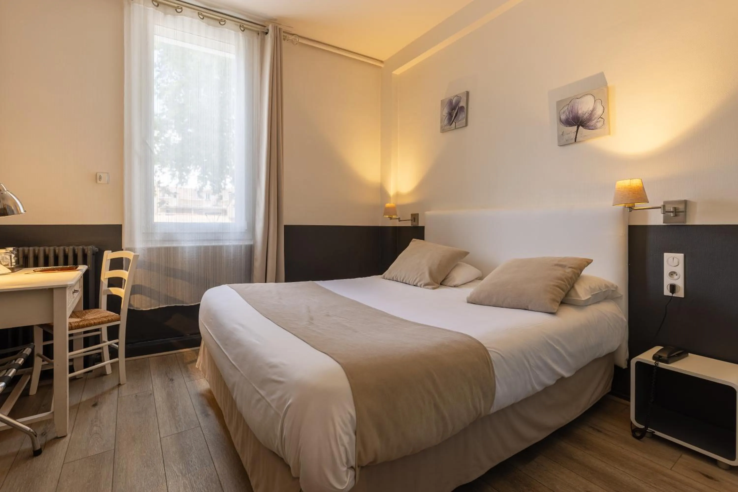 Property building, Bed in The Originals City, Hôtel de Bordeaux, Bergerac centre