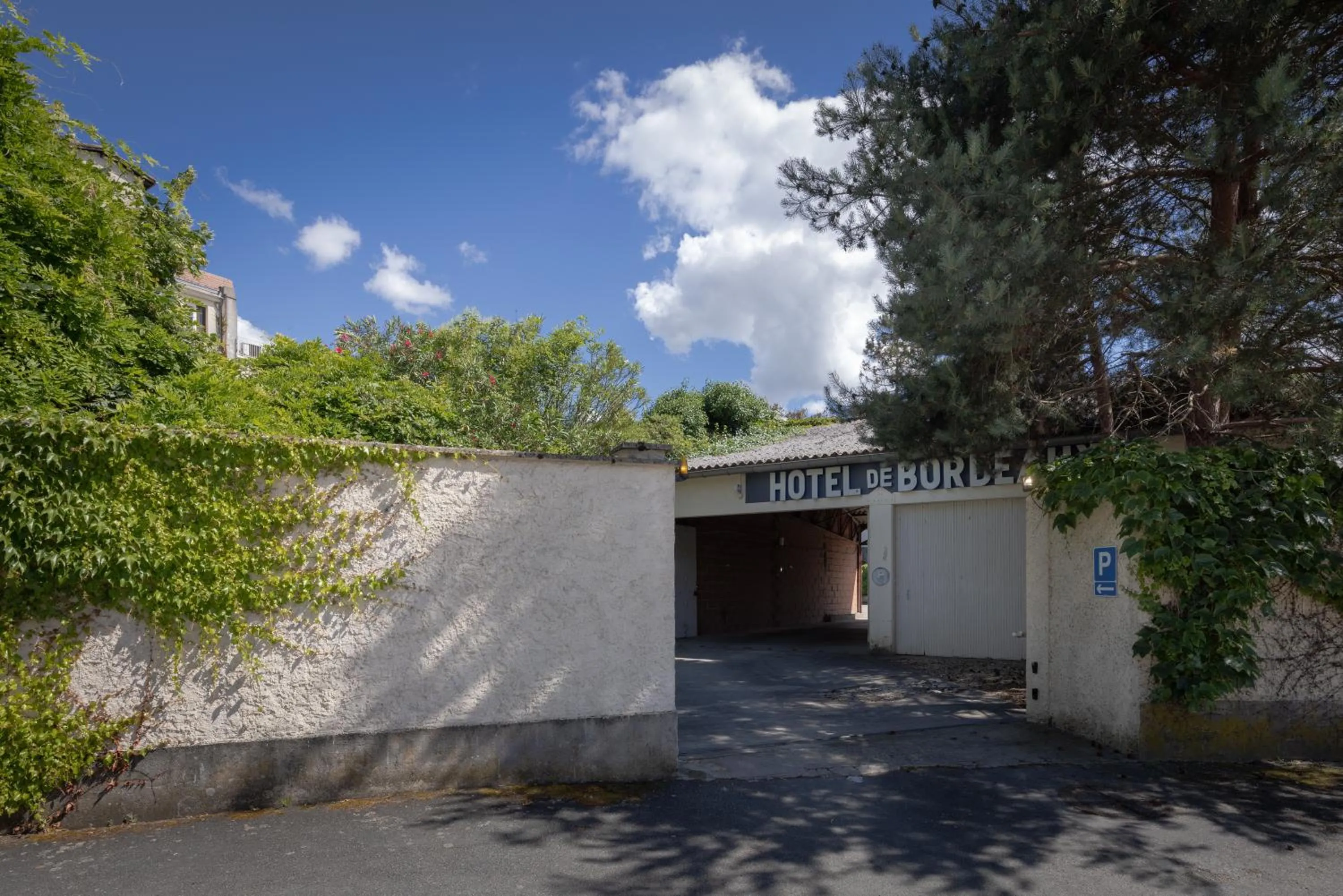 Parking in The Originals City, Hôtel de Bordeaux, Bergerac centre