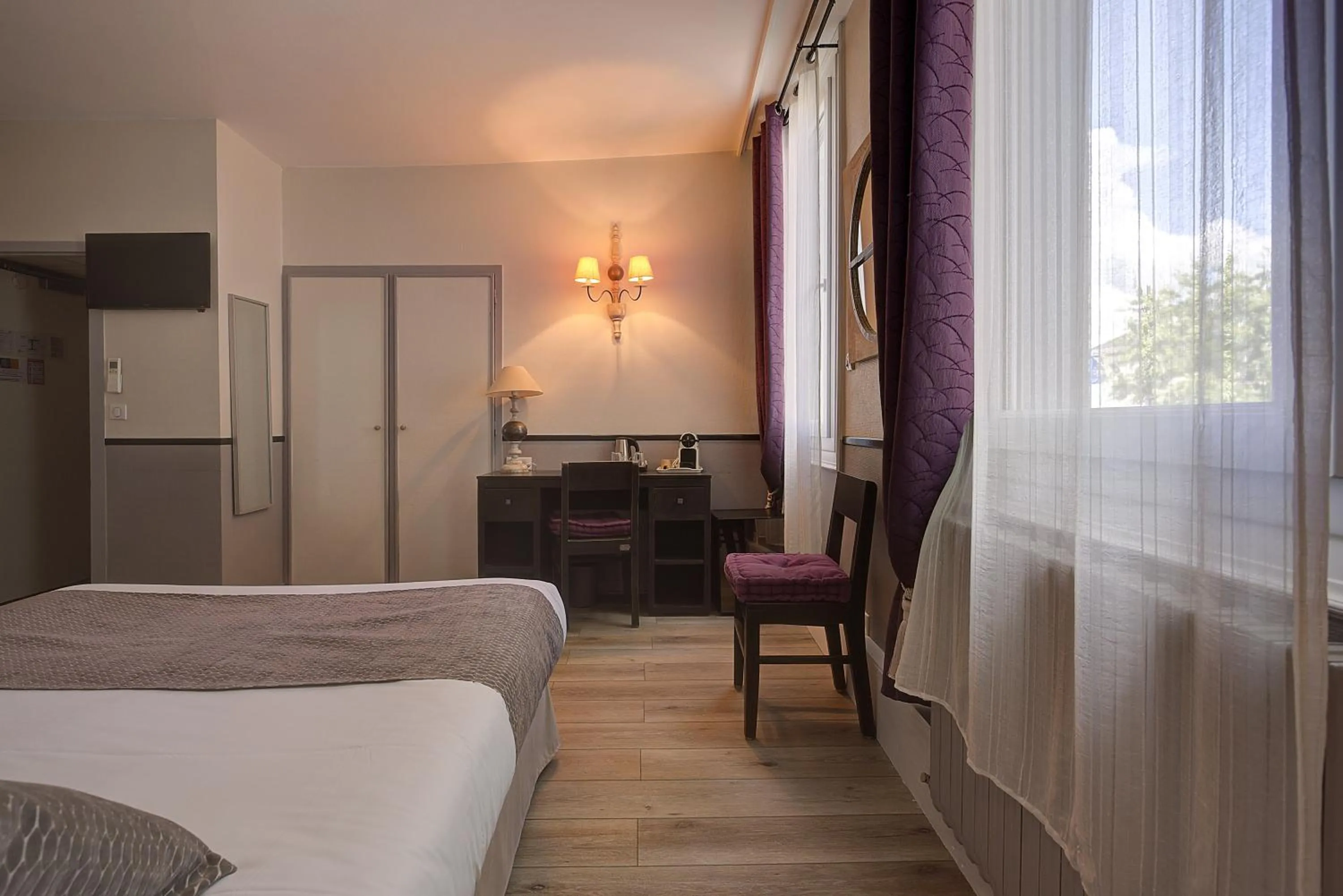 Property building, Bed in The Originals City, Hôtel de Bordeaux, Bergerac centre