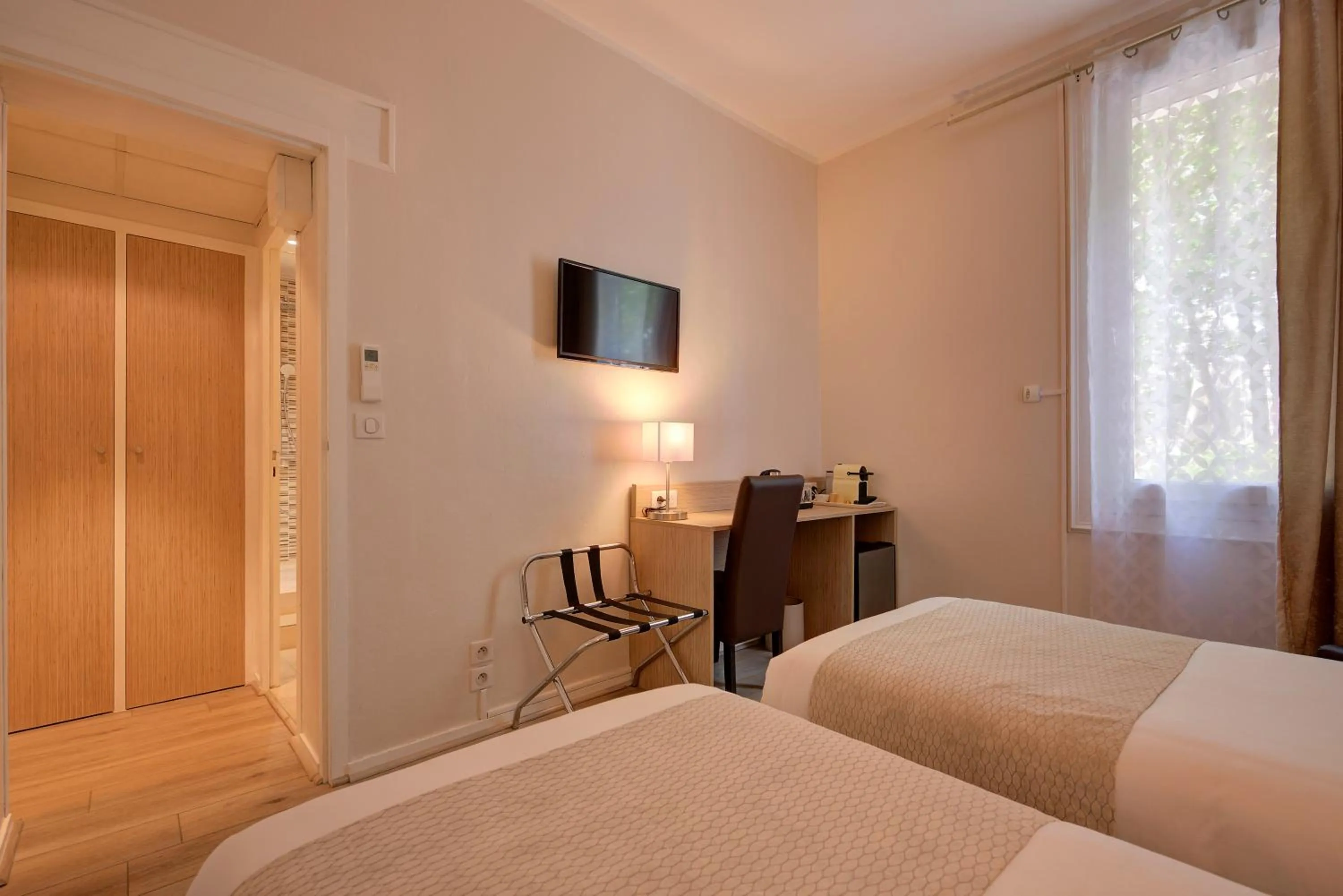 Property building, Bed in The Originals City, Hôtel de Bordeaux, Bergerac centre