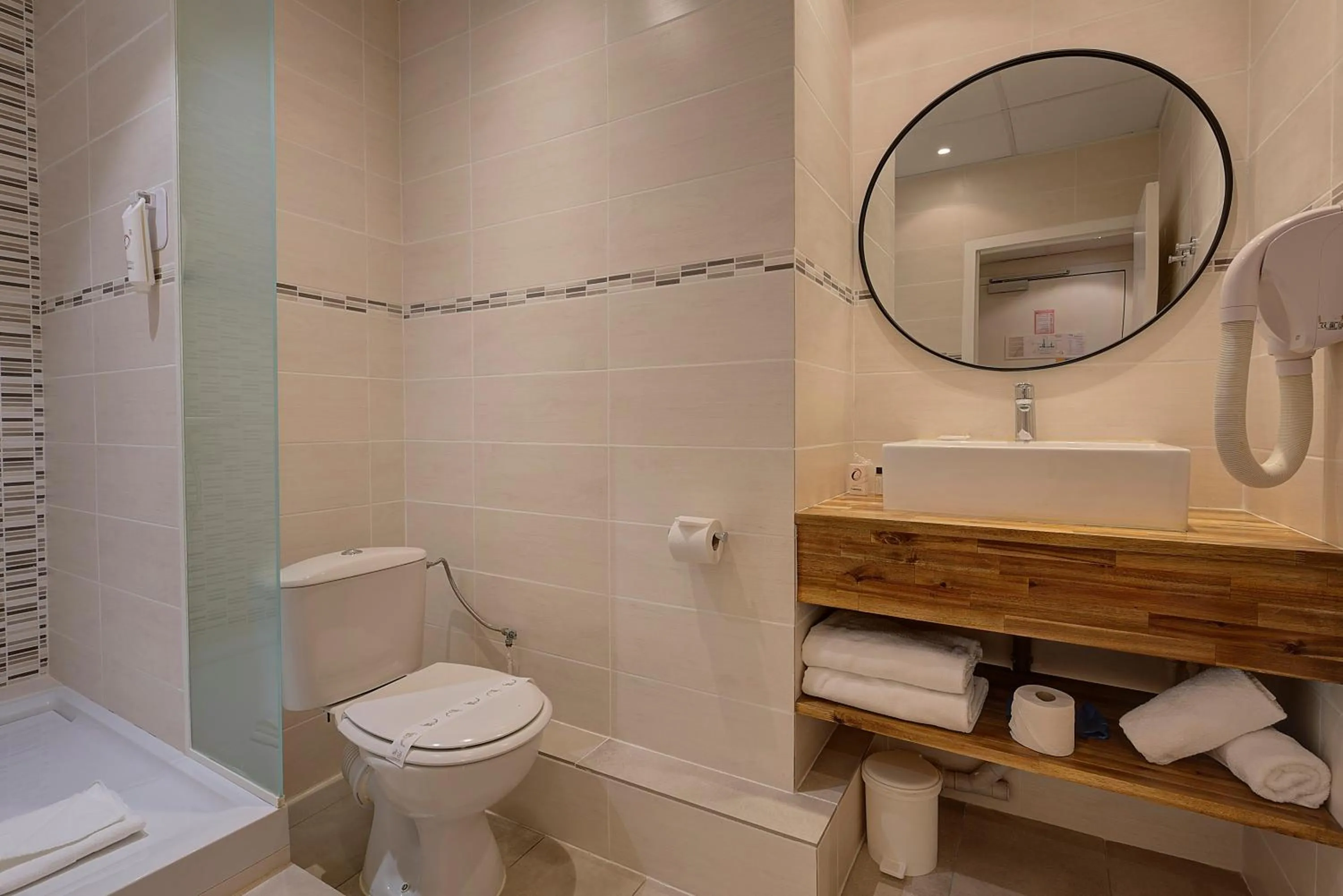 Bathroom in The Originals City, Hôtel de Bordeaux, Bergerac centre