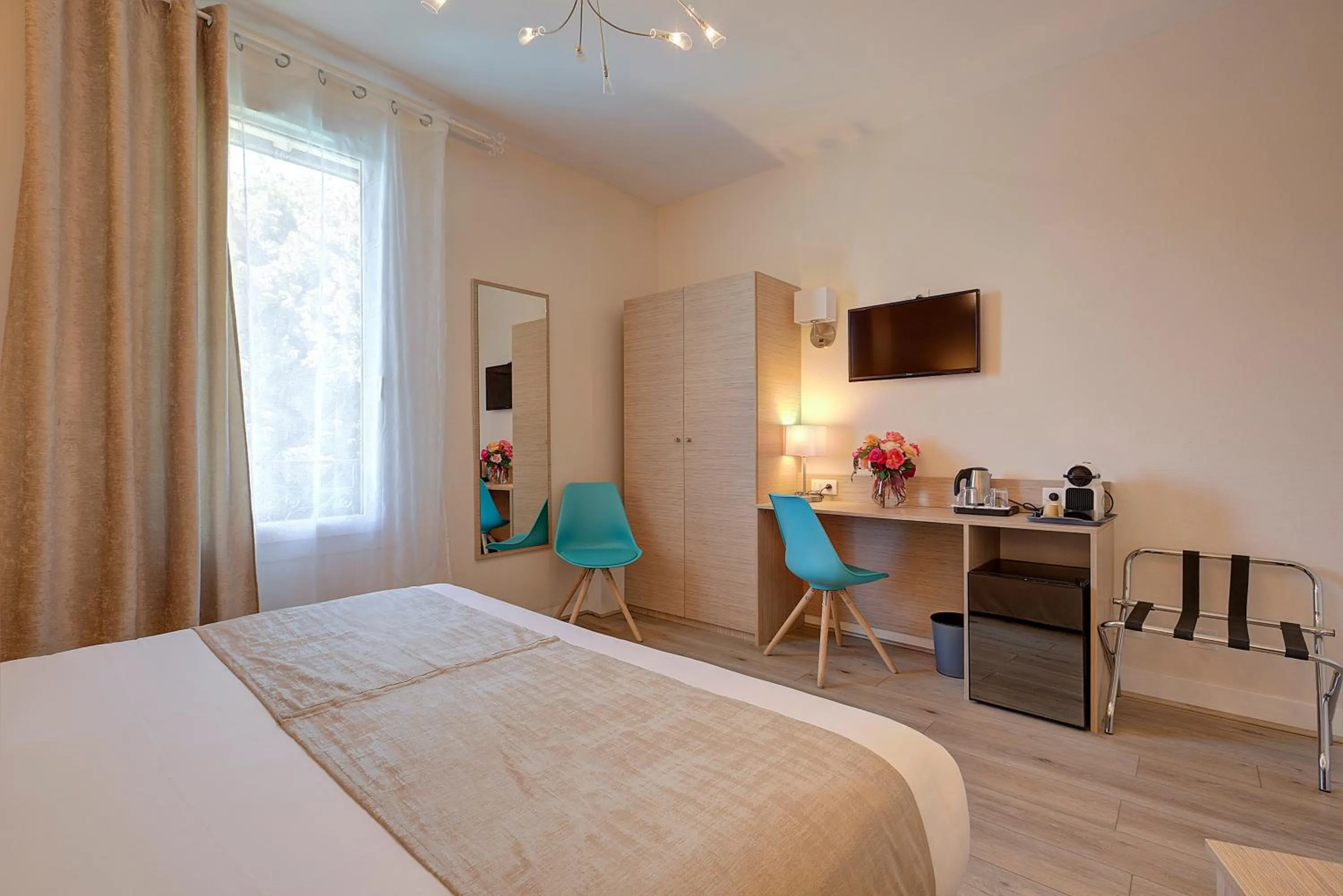 Bedroom, Bed in The Originals City, Hôtel de Bordeaux, Bergerac centre