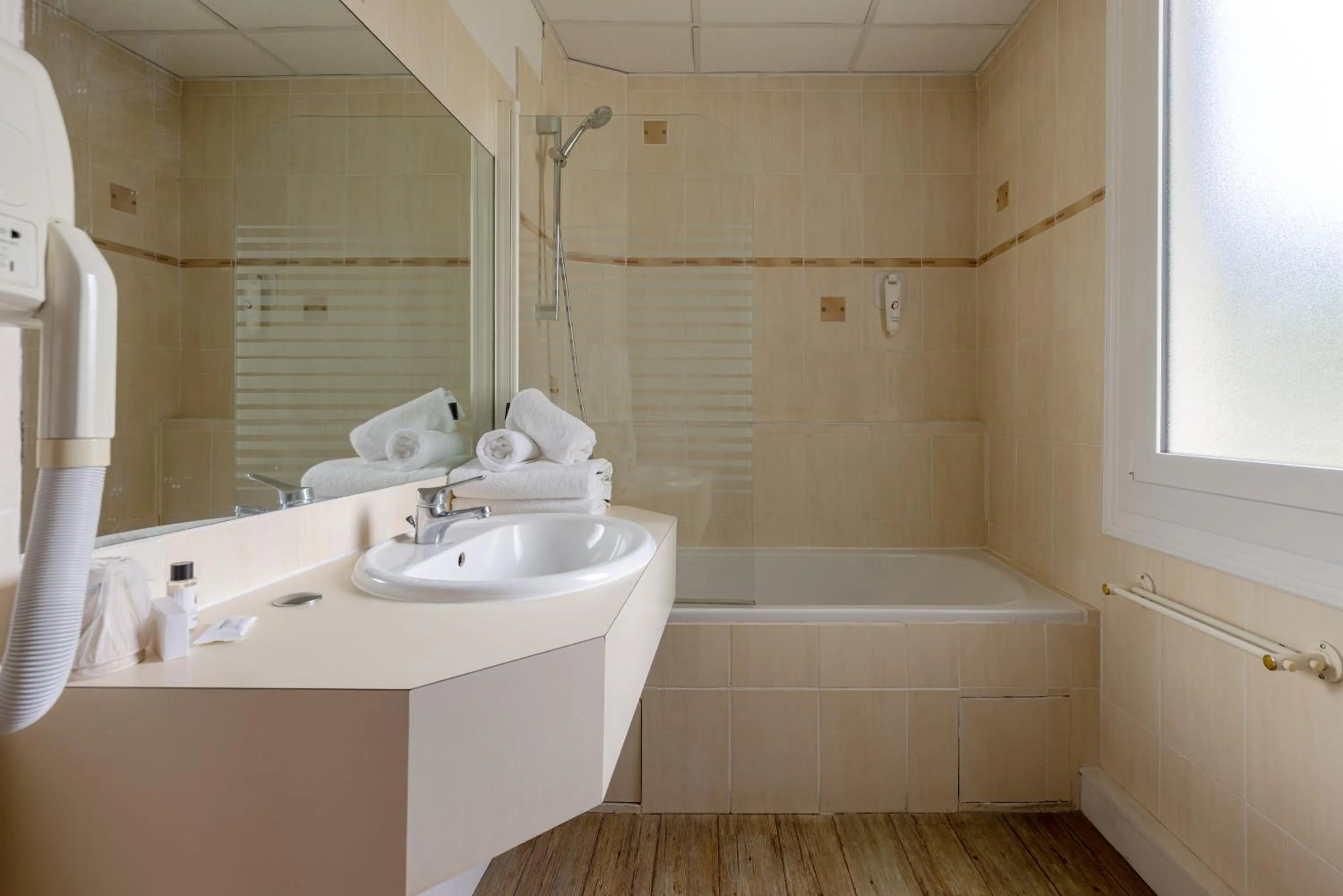 Bathroom in The Originals City, Hôtel de Bordeaux, Bergerac centre