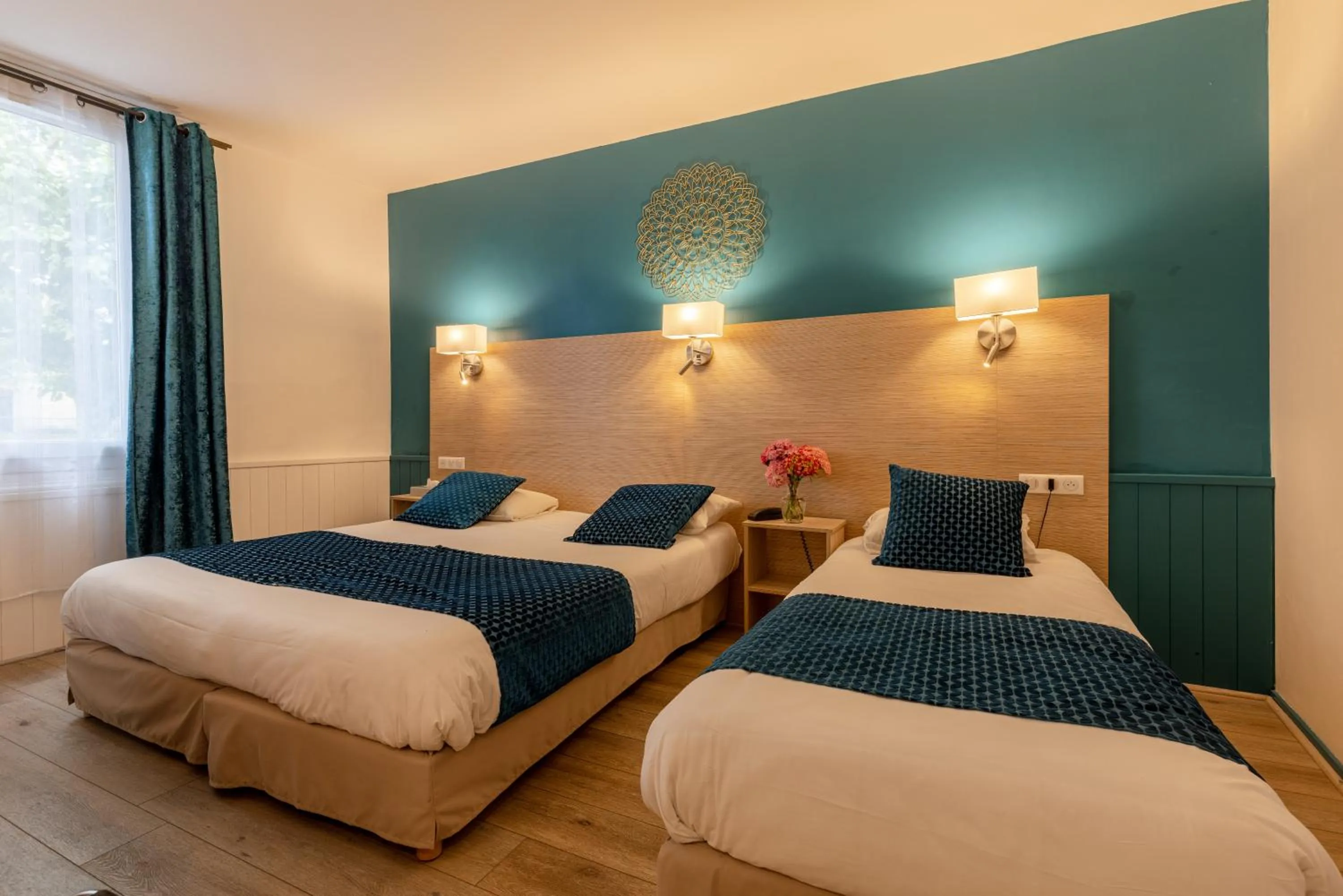 Property building, Bed in The Originals City, Hôtel de Bordeaux, Bergerac centre