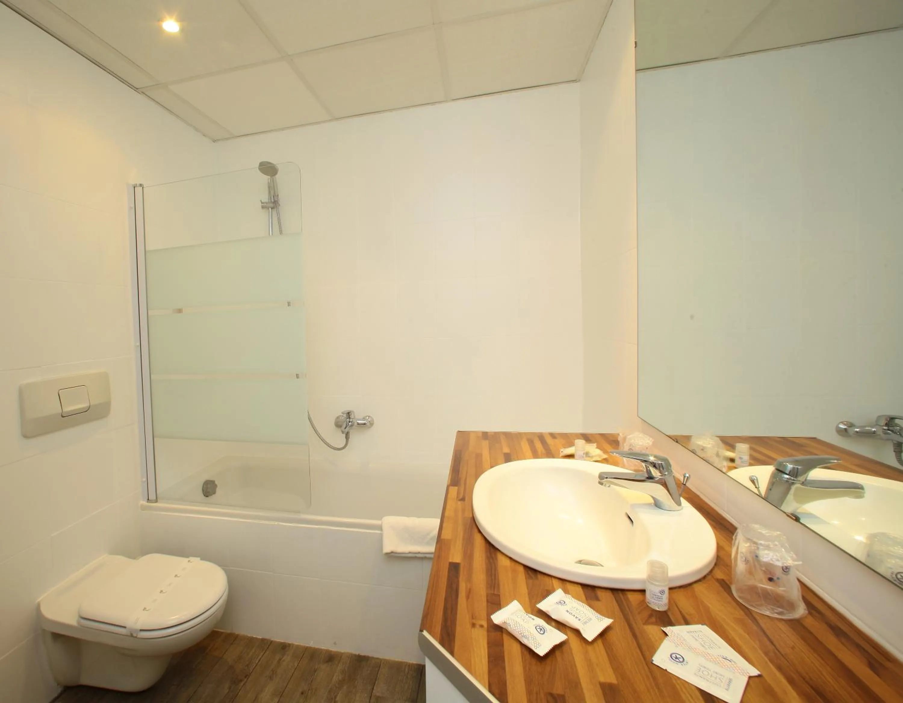 Bathroom in The Originals City, Hôtel de Bordeaux, Bergerac centre